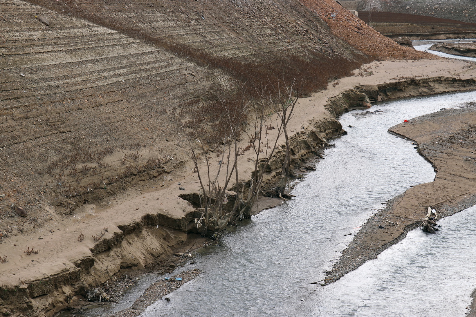 Torul baraj gölünde su seviyesi 40 metre çekildi 17