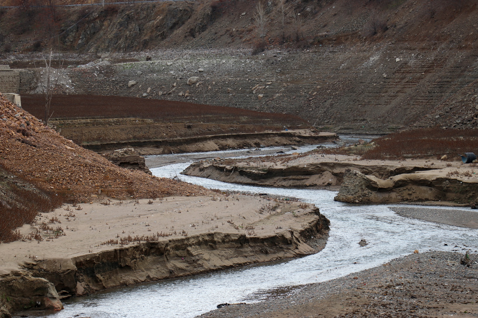 Torul baraj gölünde su seviyesi 40 metre çekildi 18