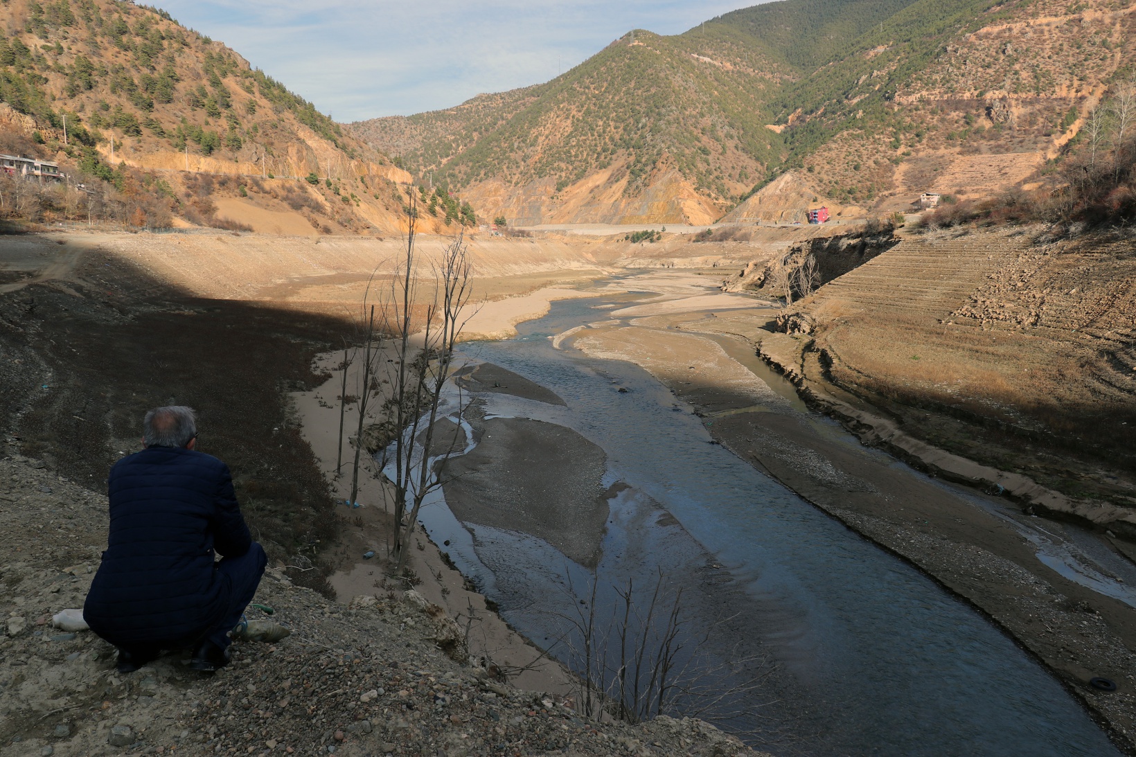 Torul baraj gölünde su seviyesi 40 metre çekildi 12