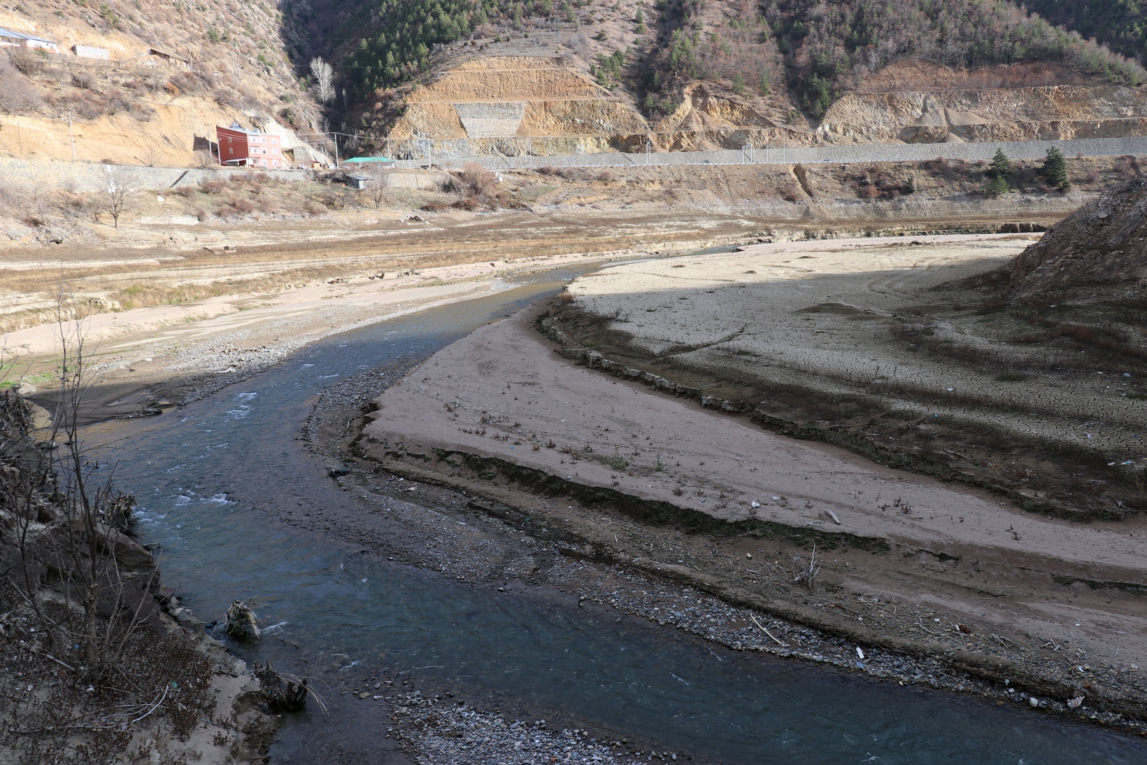 Torul baraj gölünde su seviyesi 40 metre çekildi 14