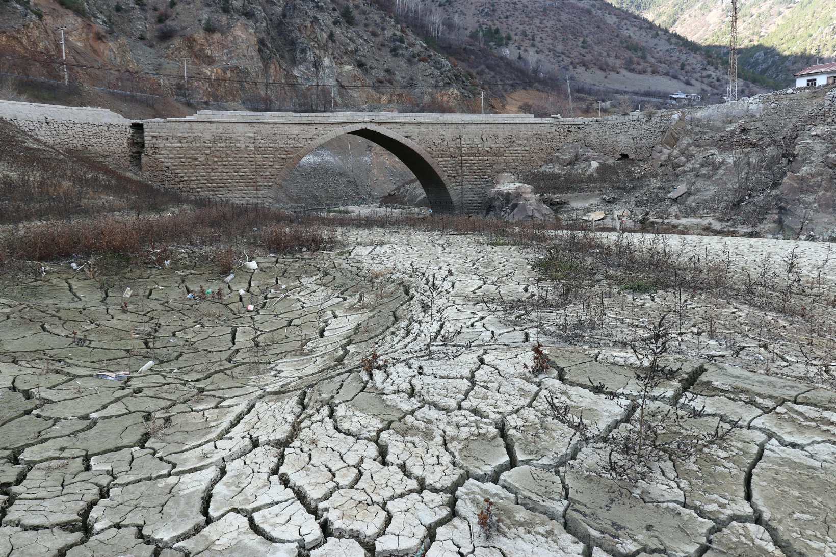 Torul baraj gölünde su seviyesi 40 metre çekildi 13