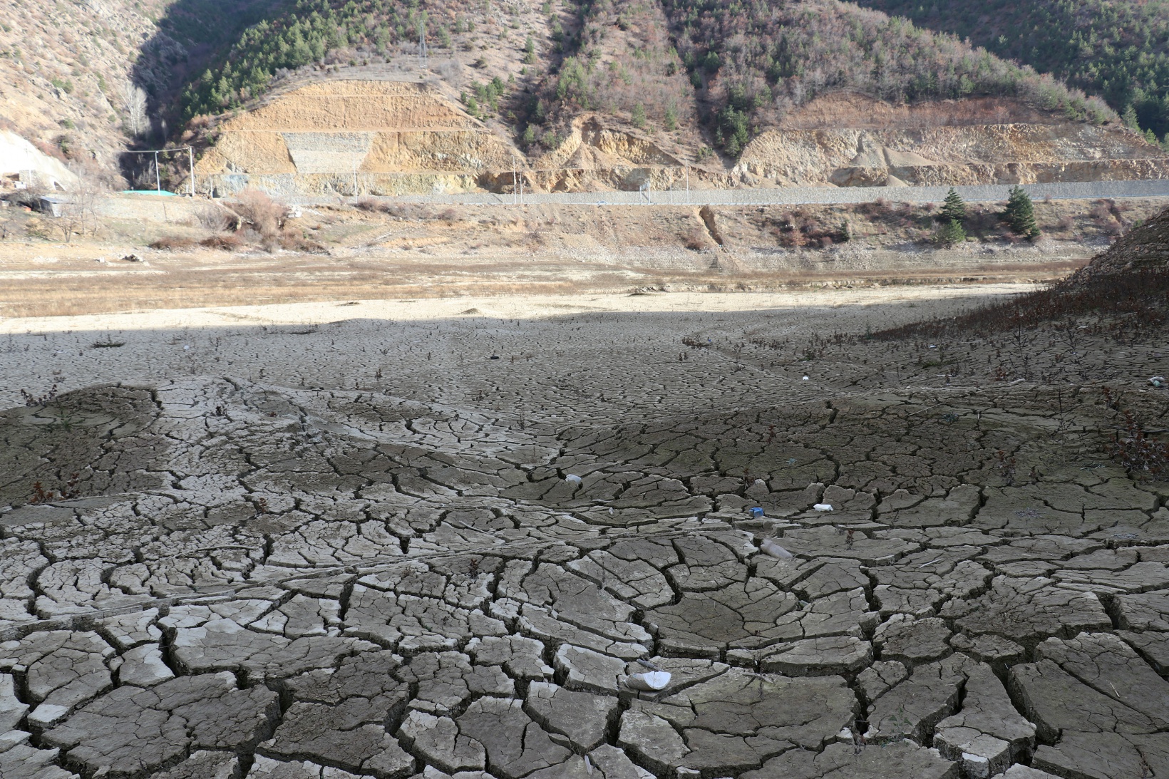 Torul baraj gölünde su seviyesi 40 metre çekildi 15