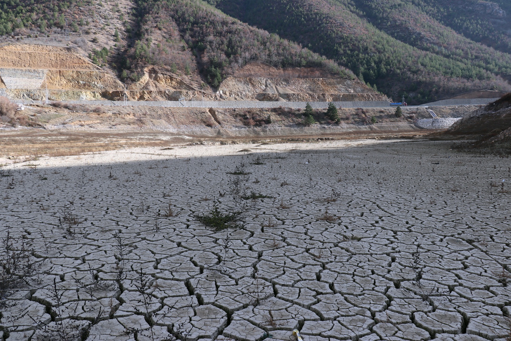Torul baraj gölünde su seviyesi 40 metre çekildi 19