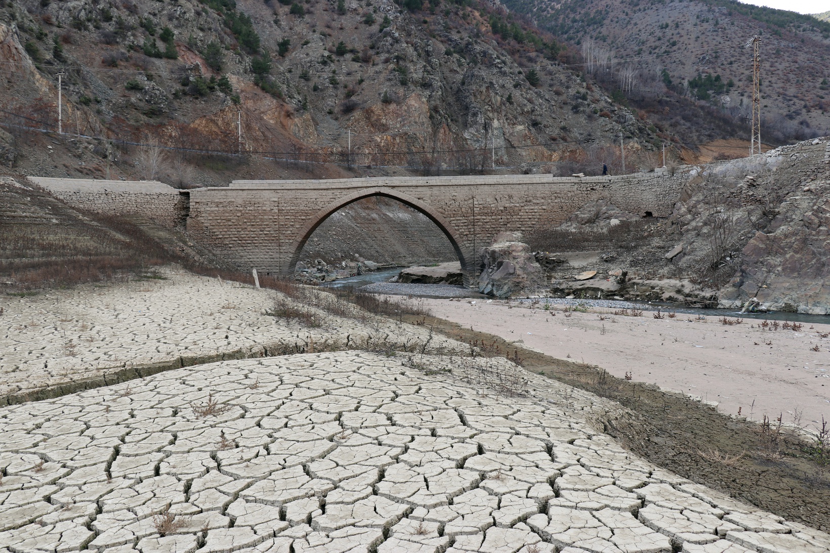 Torul baraj gölünde su seviyesi 40 metre çekildi 21