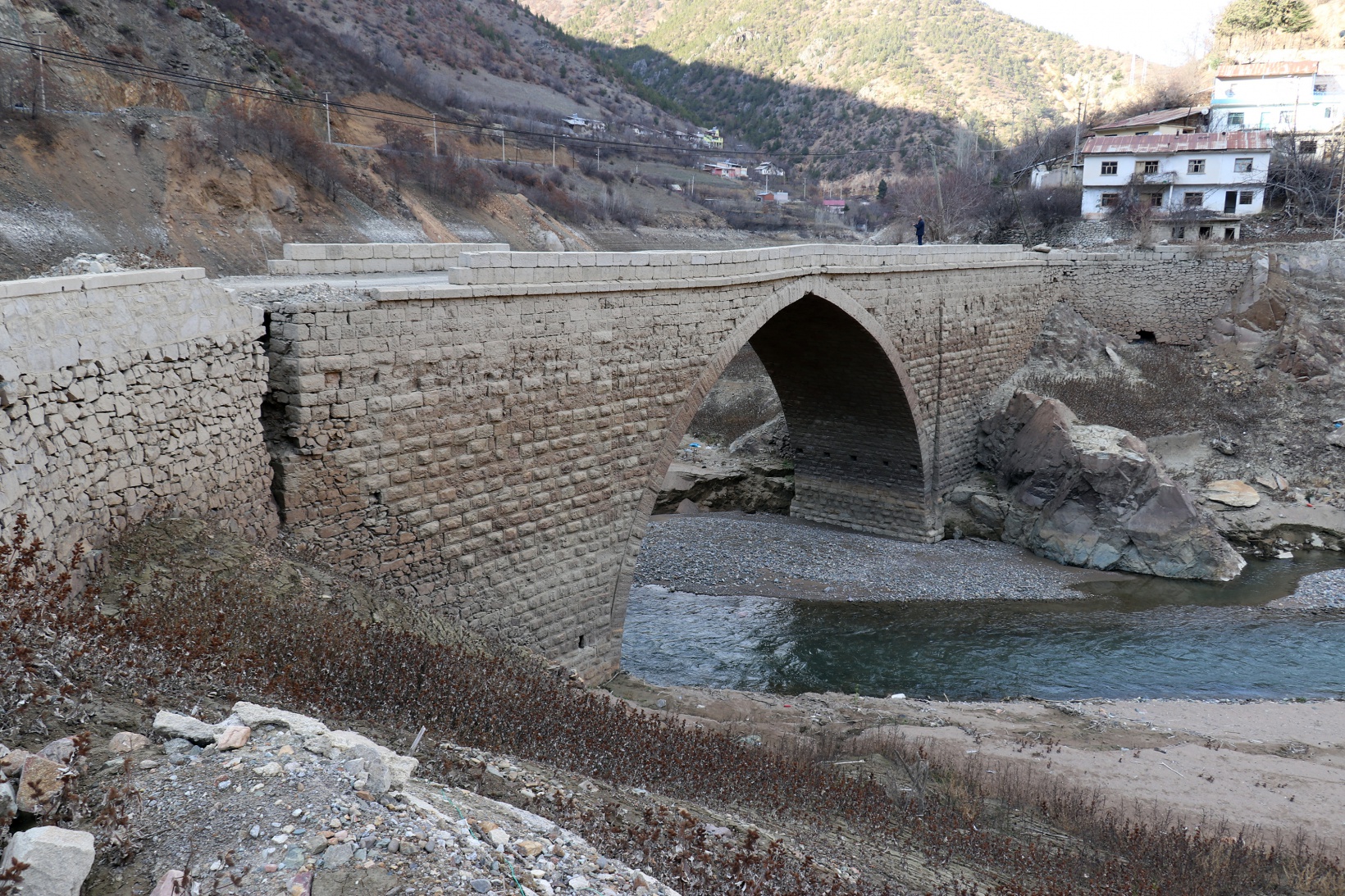 Torul baraj gölünde su seviyesi 40 metre çekildi 16