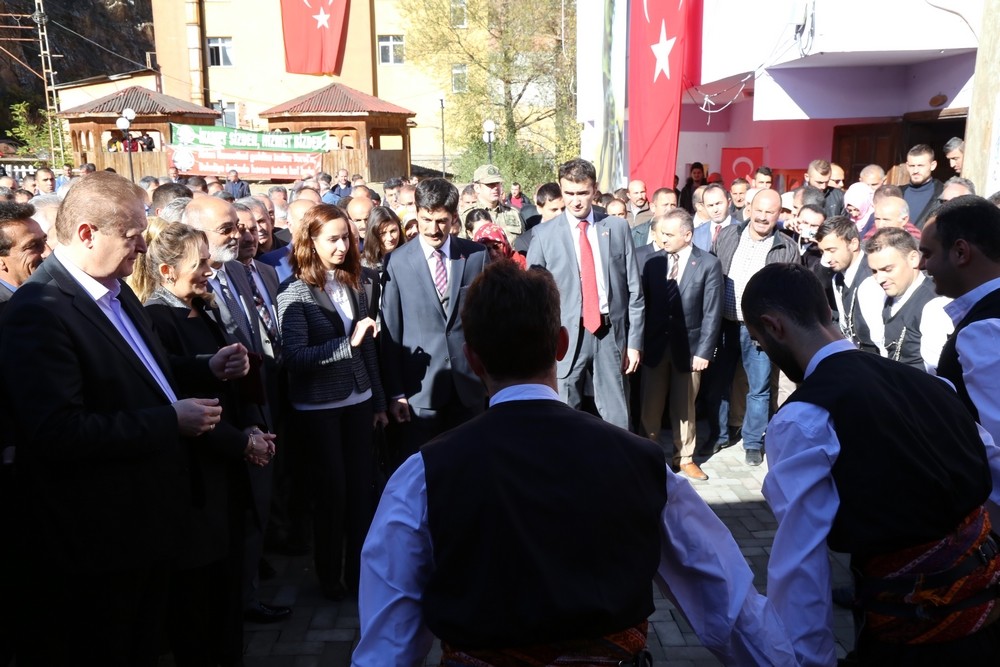 Torul’da 1. Kuşburnu ve Pekmez Şenliği düzenlendi 1
