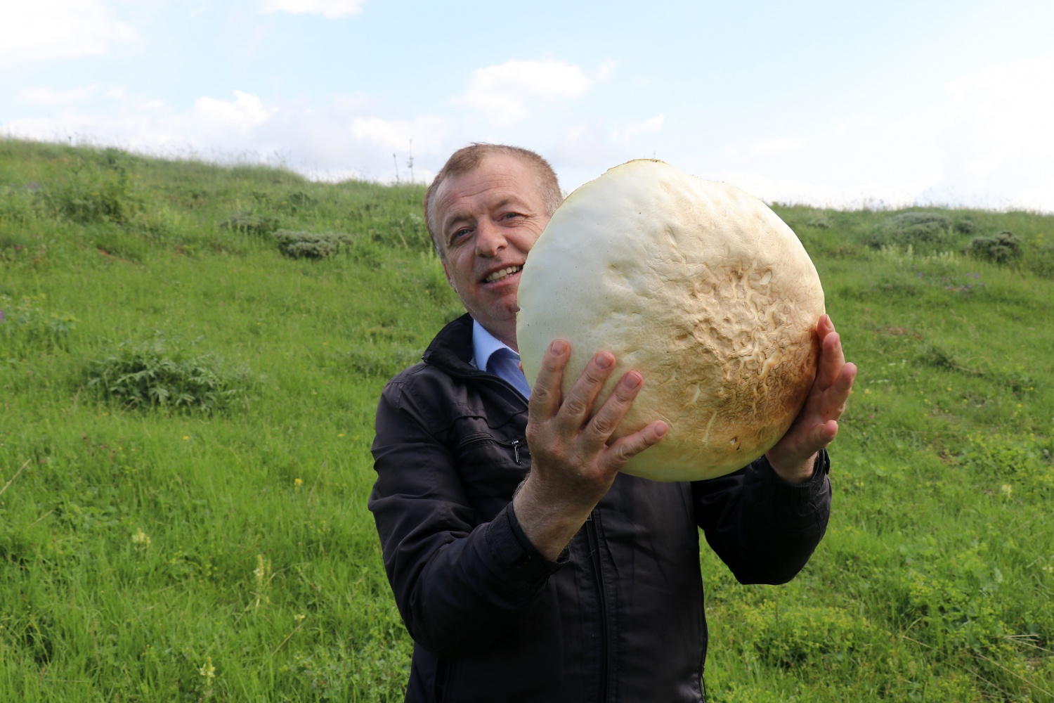 Gümüşhane’de son 25 yılın en büyük kızıl mantarı bulundu 1