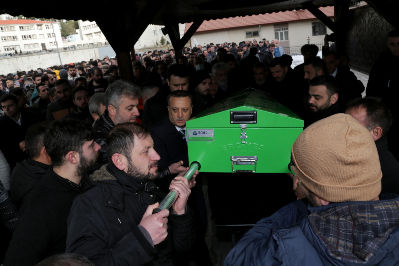 Otomobil almak için gittiği Hatay’da enkaz altında kalan genç son yolculuğuna uğurlandı 16