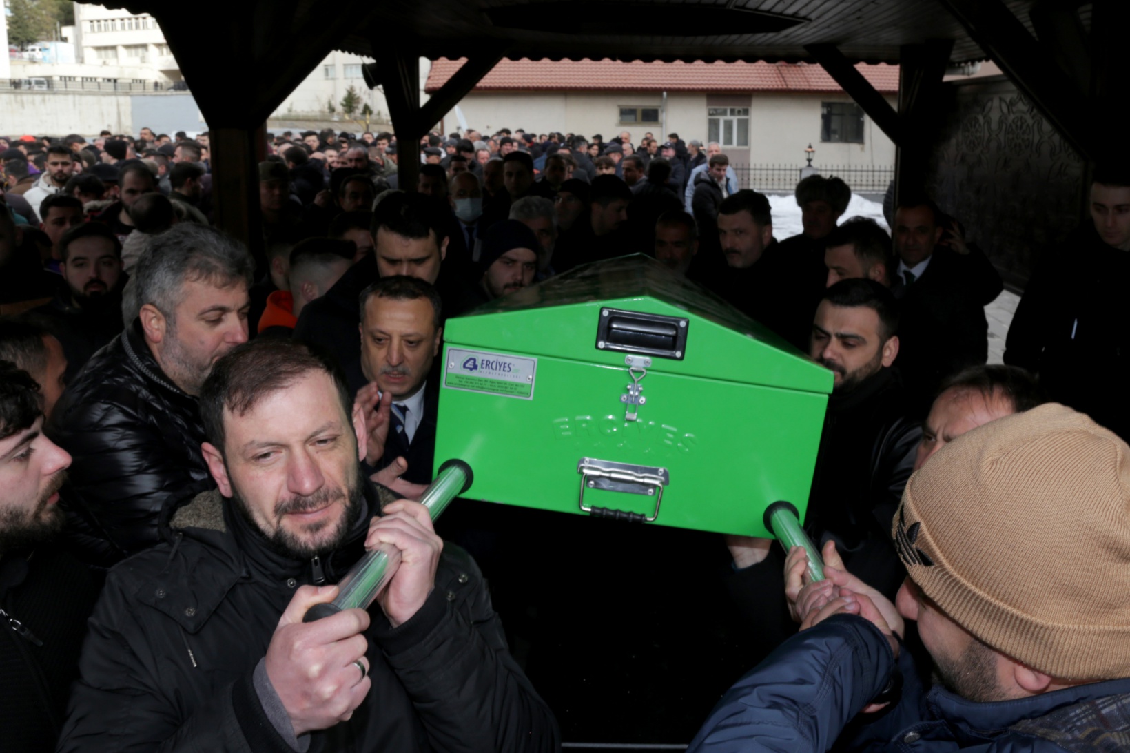Otomobil almak için gittiği Hatay’da enkaz altında kalan genç son yolculuğuna uğurlandı 15