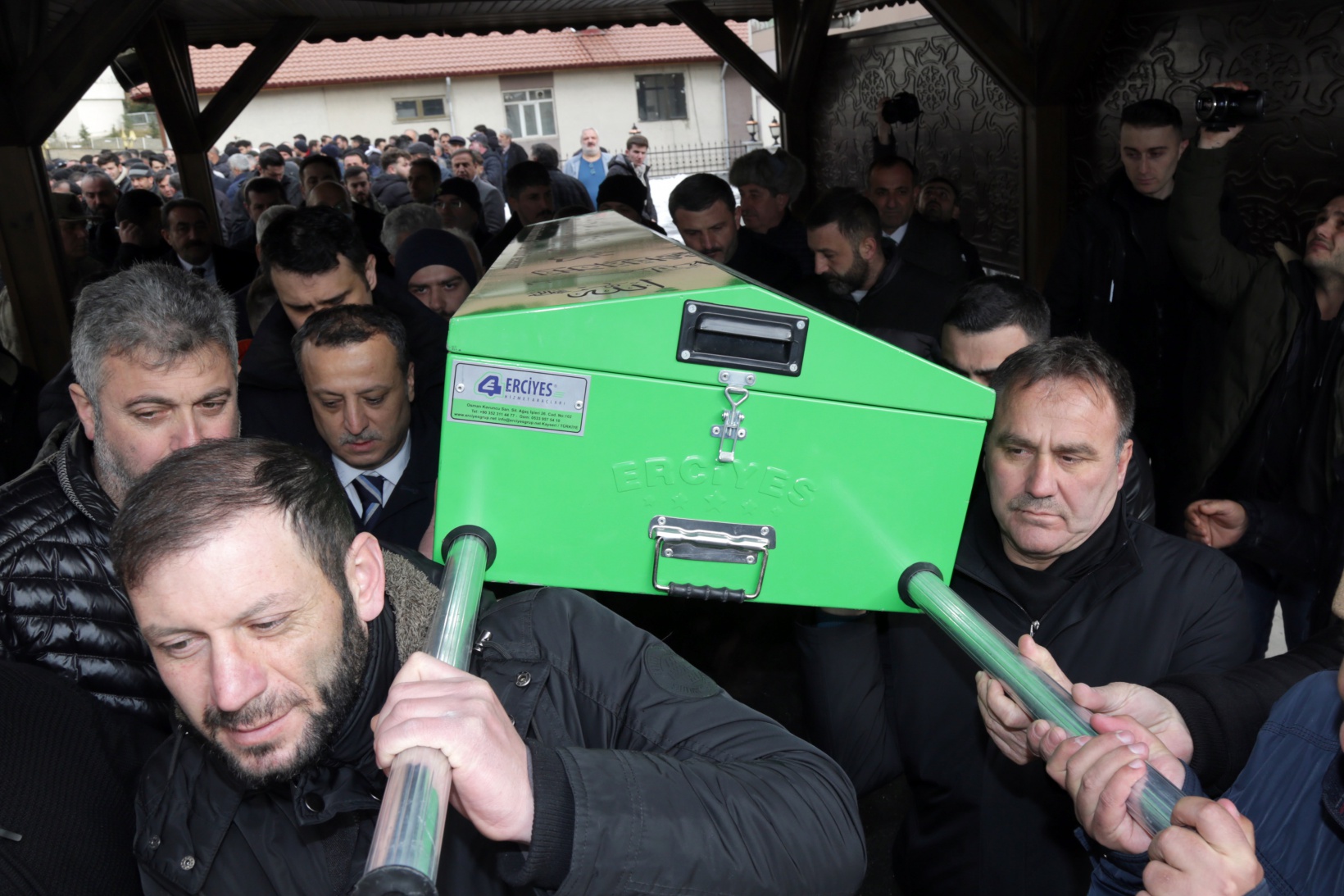 Otomobil almak için gittiği Hatay’da enkaz altında kalan genç son yolculuğuna uğurlandı 14