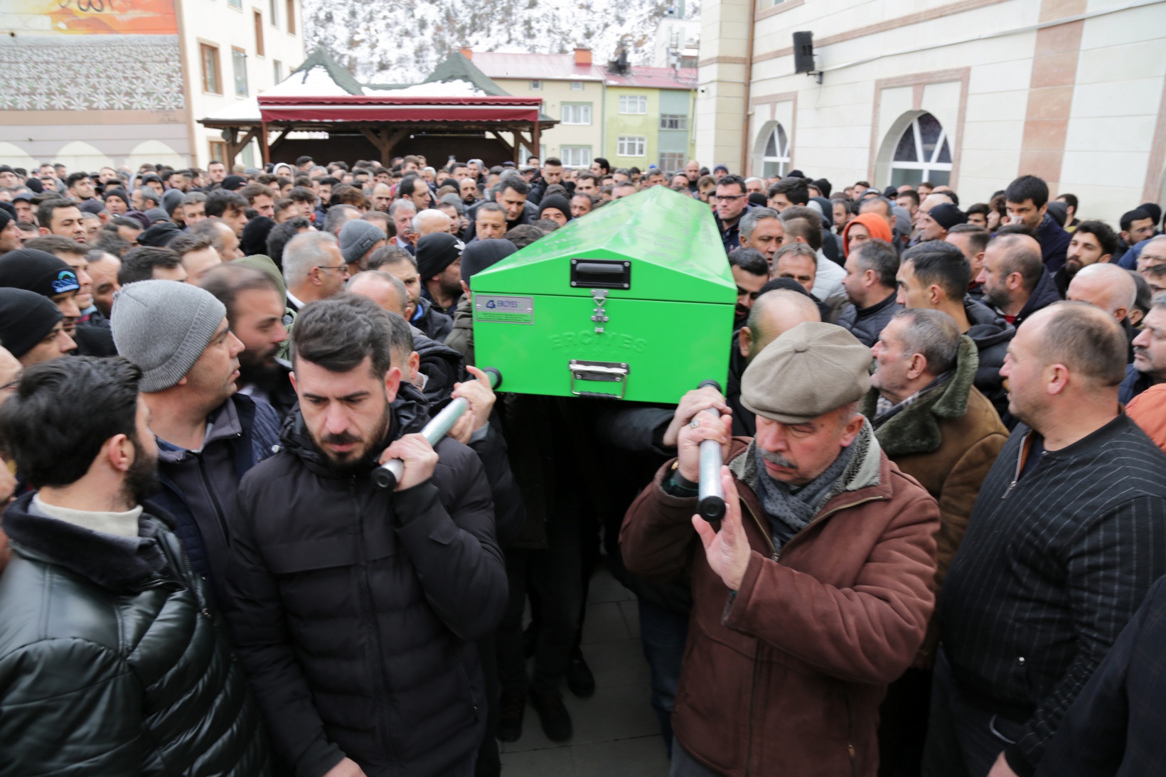 Otomobil almak için gittiği Hatay’da enkaz altında kalan genç son yolculuğuna uğurlandı 17