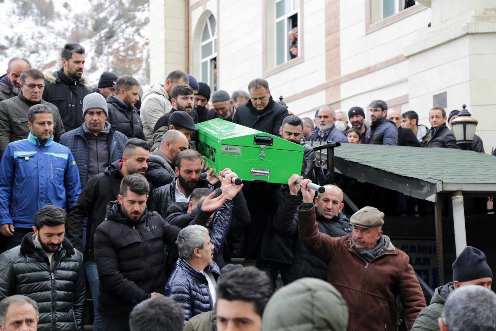 Otomobil almak için gittiği Hatay’da enkaz altında kalan genç son yolculuğuna uğurlandı 12