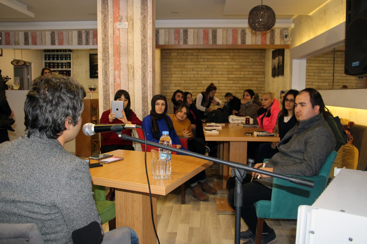 Okudu, yazdı, imzaladı 2