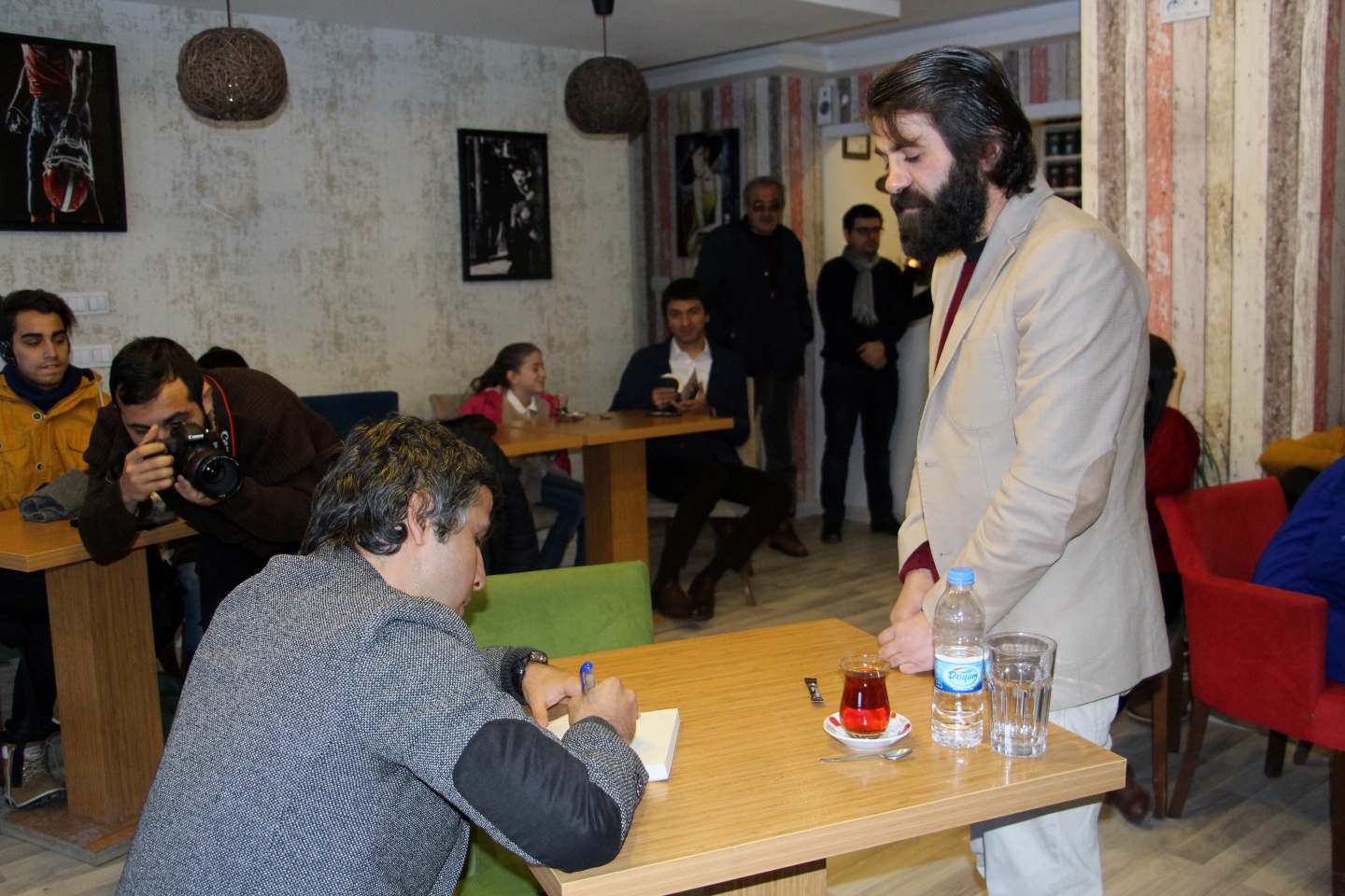 Okudu, yazdı, imzaladı 4