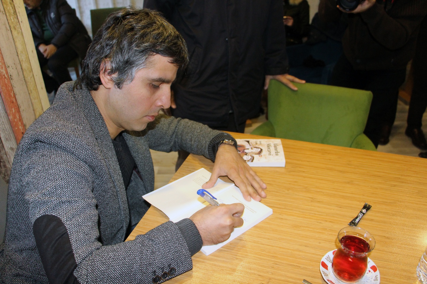 Okudu, yazdı, imzaladı 13