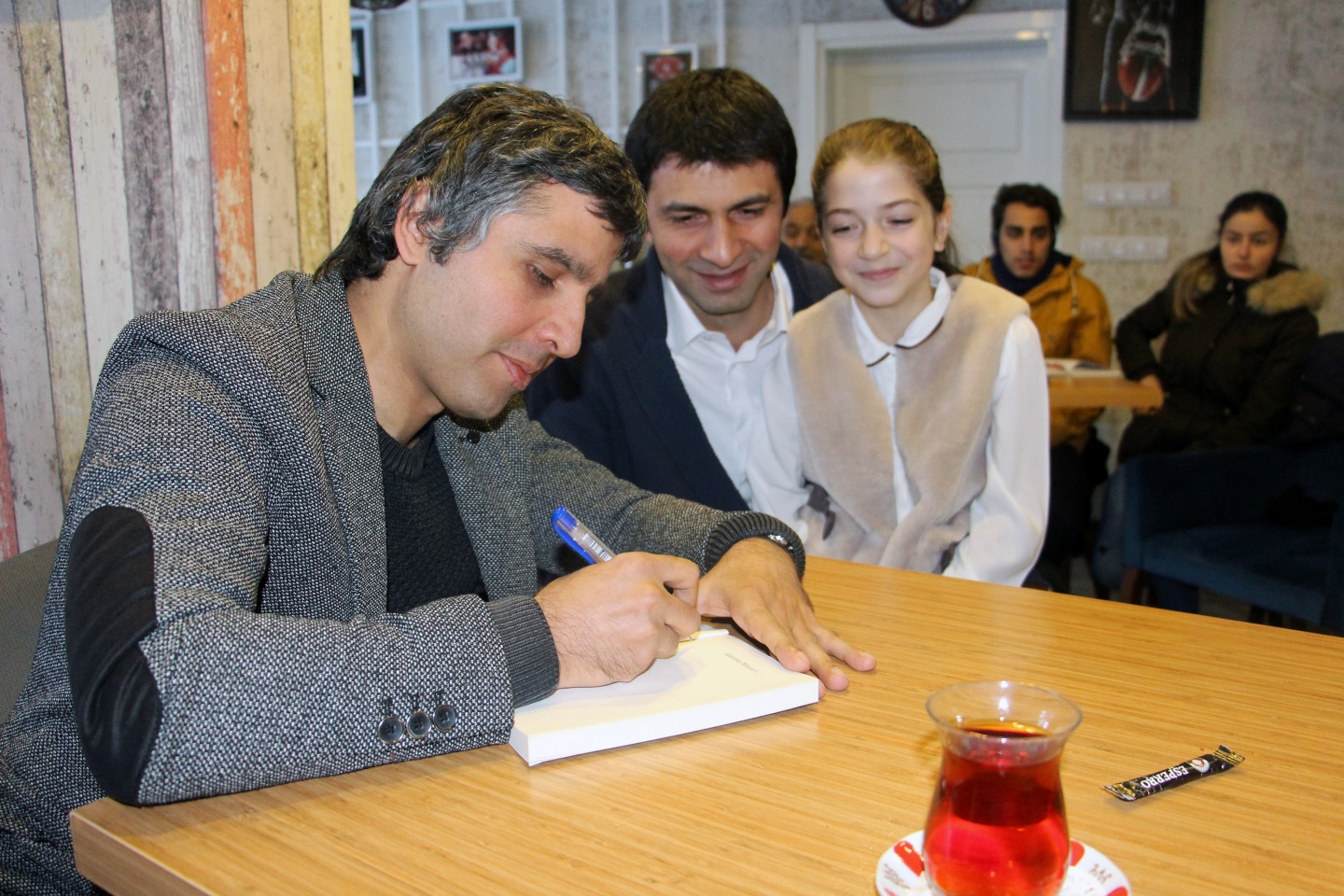 Okudu, yazdı, imzaladı 7