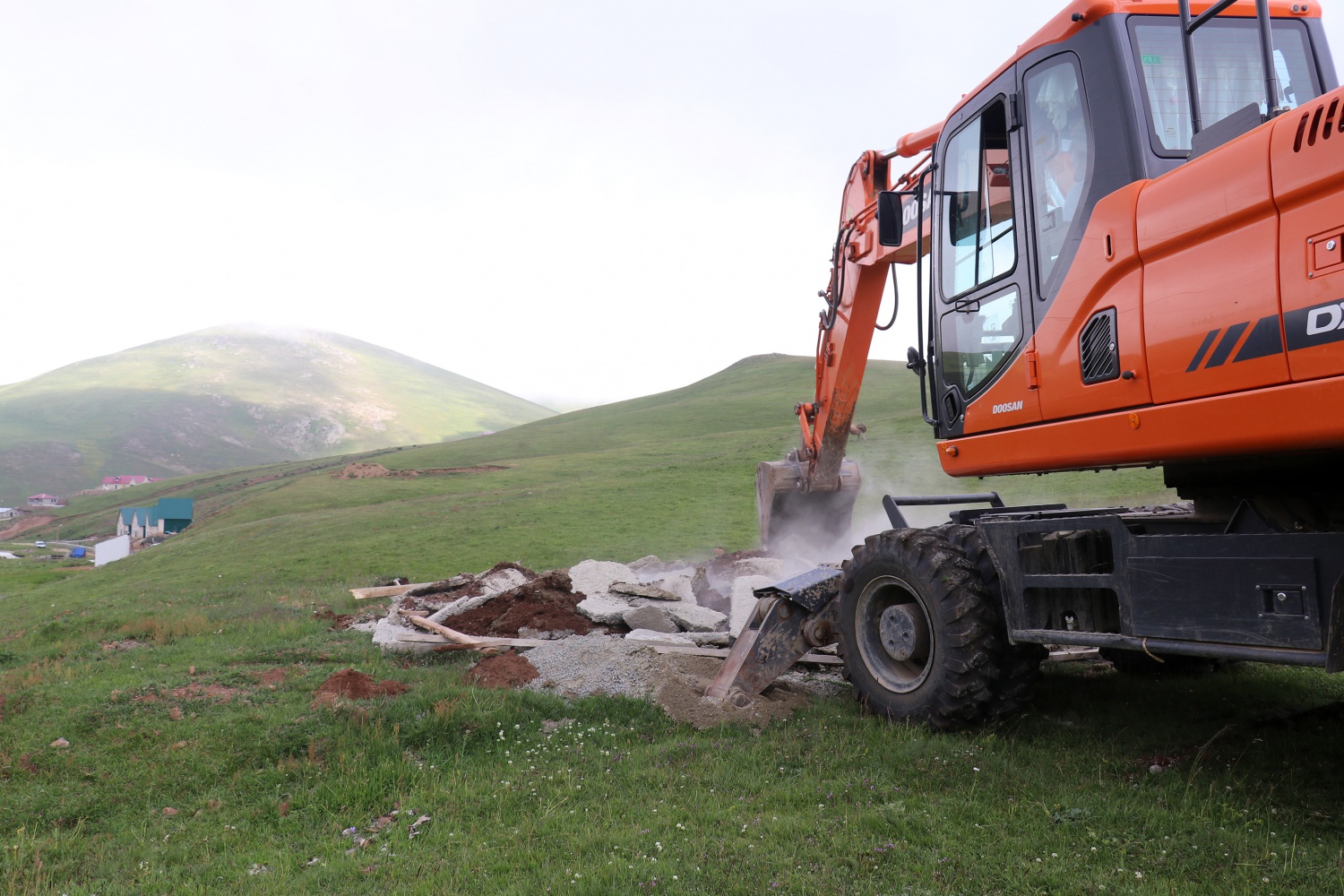 Ve kaçak binalar yıkılmaya başlandı 3