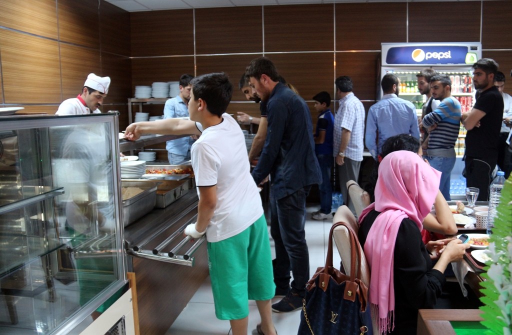 Belediye'nin İftar Yemekleri Halkın Yoğun Katılımıyla Devam Ediyor 1