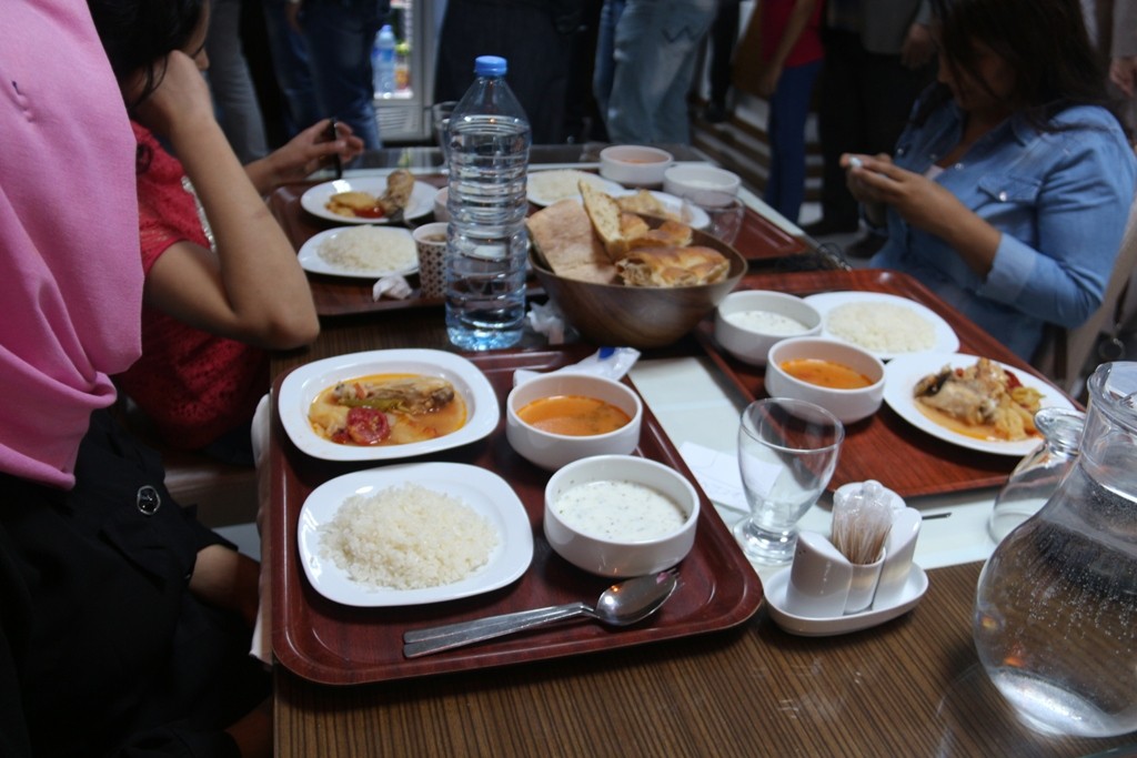Belediye'nin İftar Yemekleri Halkın Yoğun Katılımıyla Devam Ediyor 6