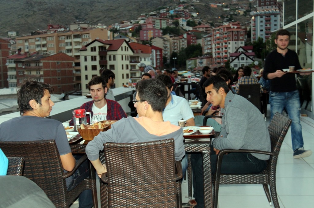 Belediye'nin İftar Yemekleri Halkın Yoğun Katılımıyla Devam Ediyor 7