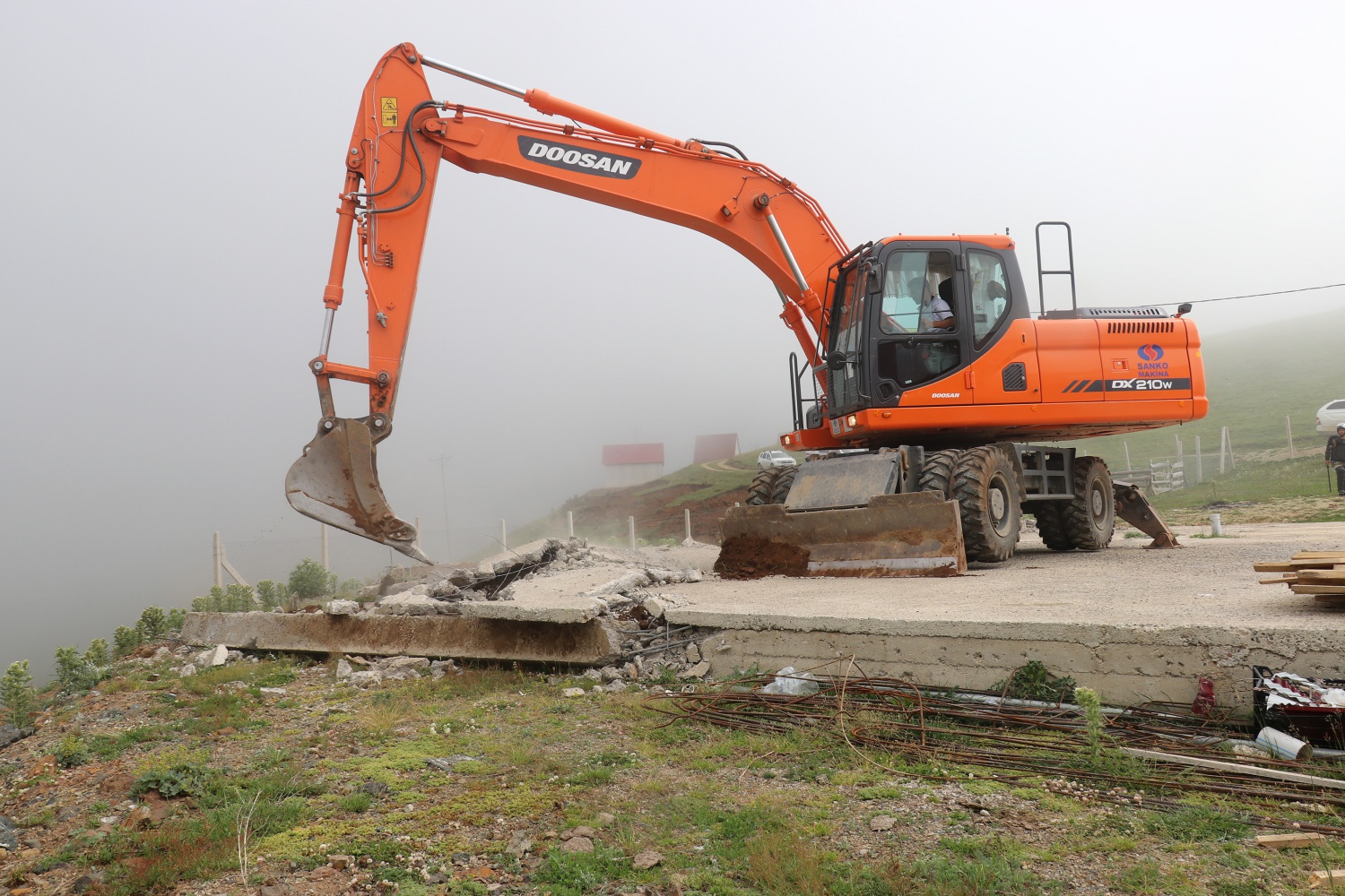 Ve kaçak binalar yıkılmaya başlandı 28