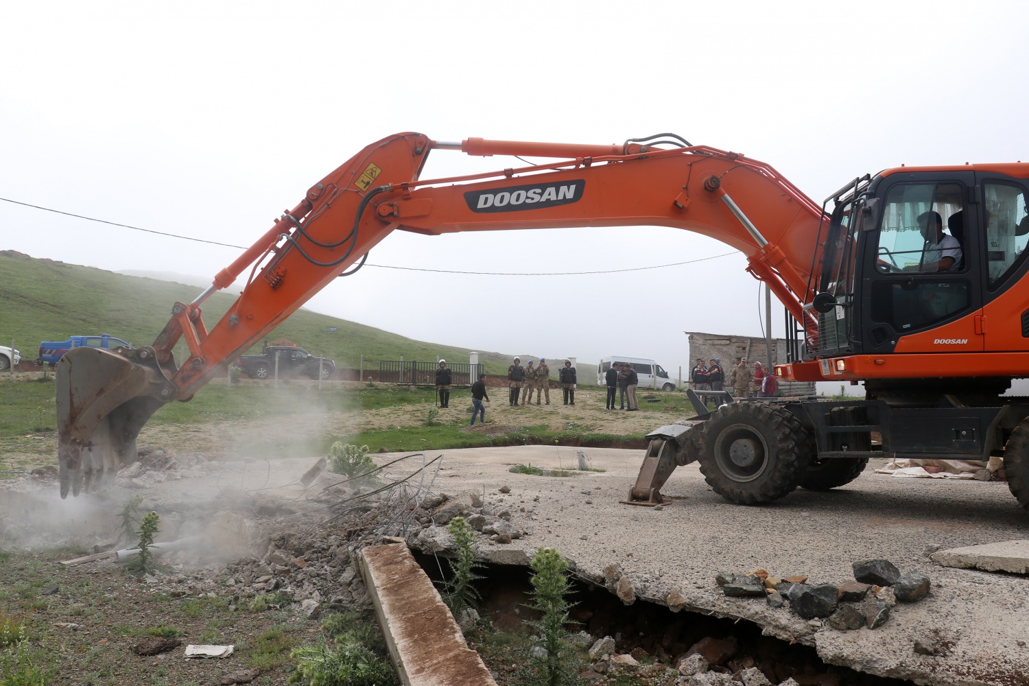 Ve kaçak binalar yıkılmaya başlandı 27