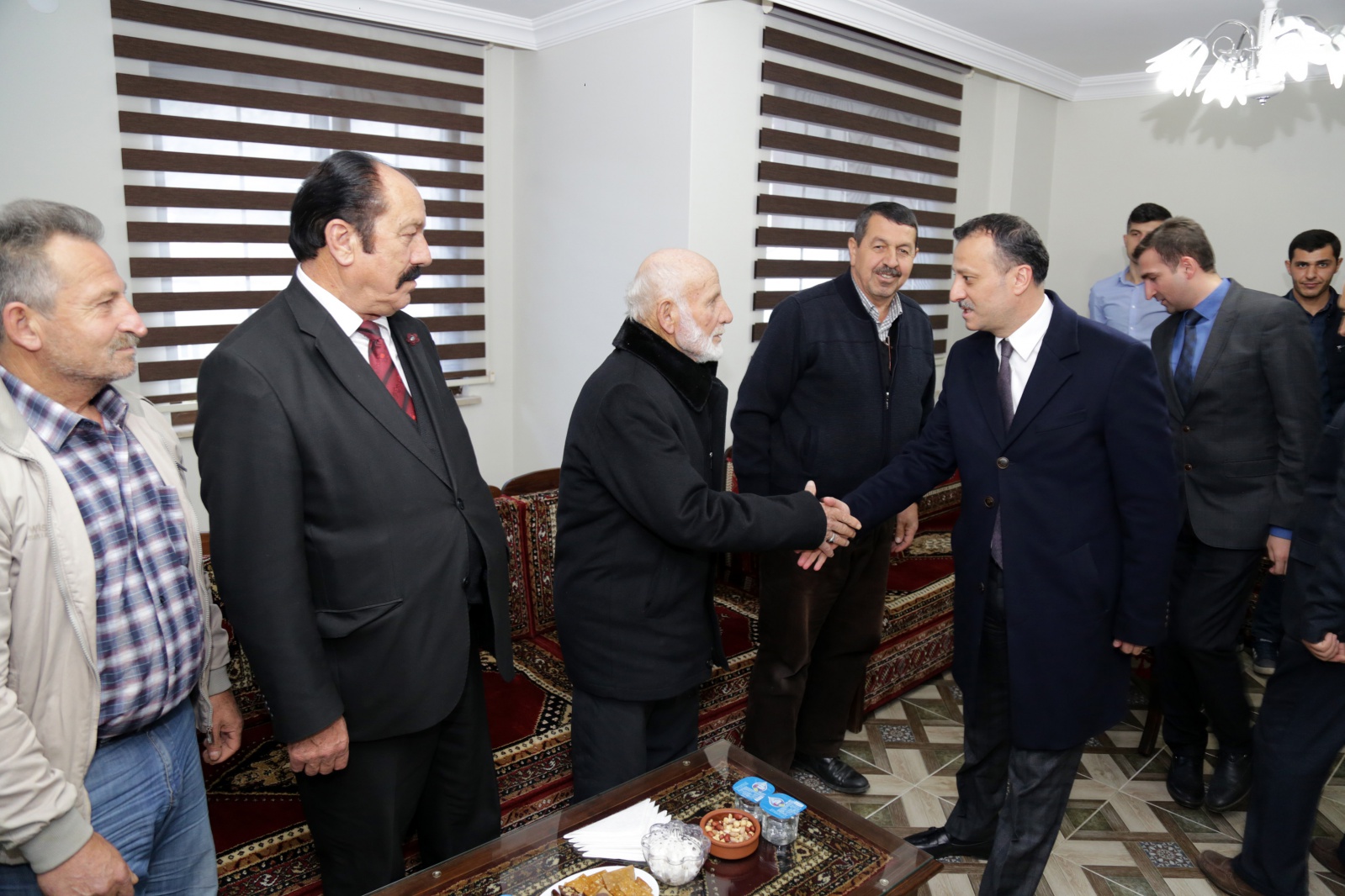 Vali Taşbilek en büyük mahallede vatandaşlarla buluştu 3