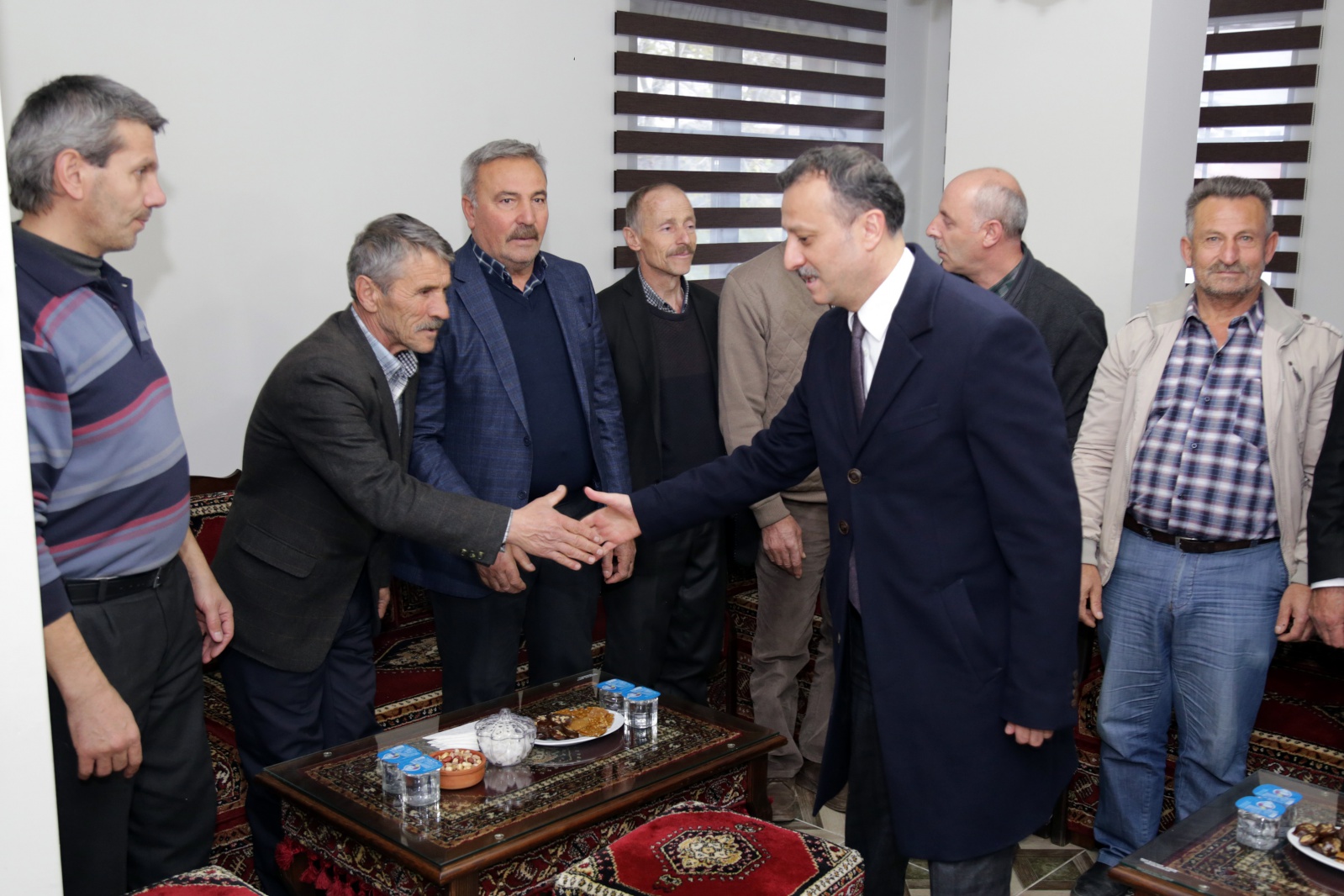 Vali Taşbilek en büyük mahallede vatandaşlarla buluştu 9