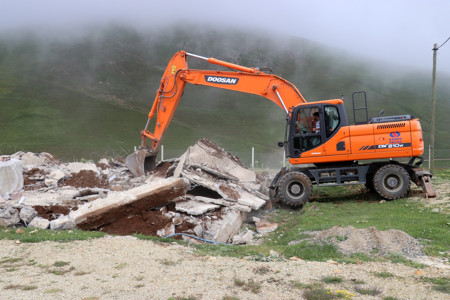 Ve kaçak binalar yıkılmaya başlandı 21