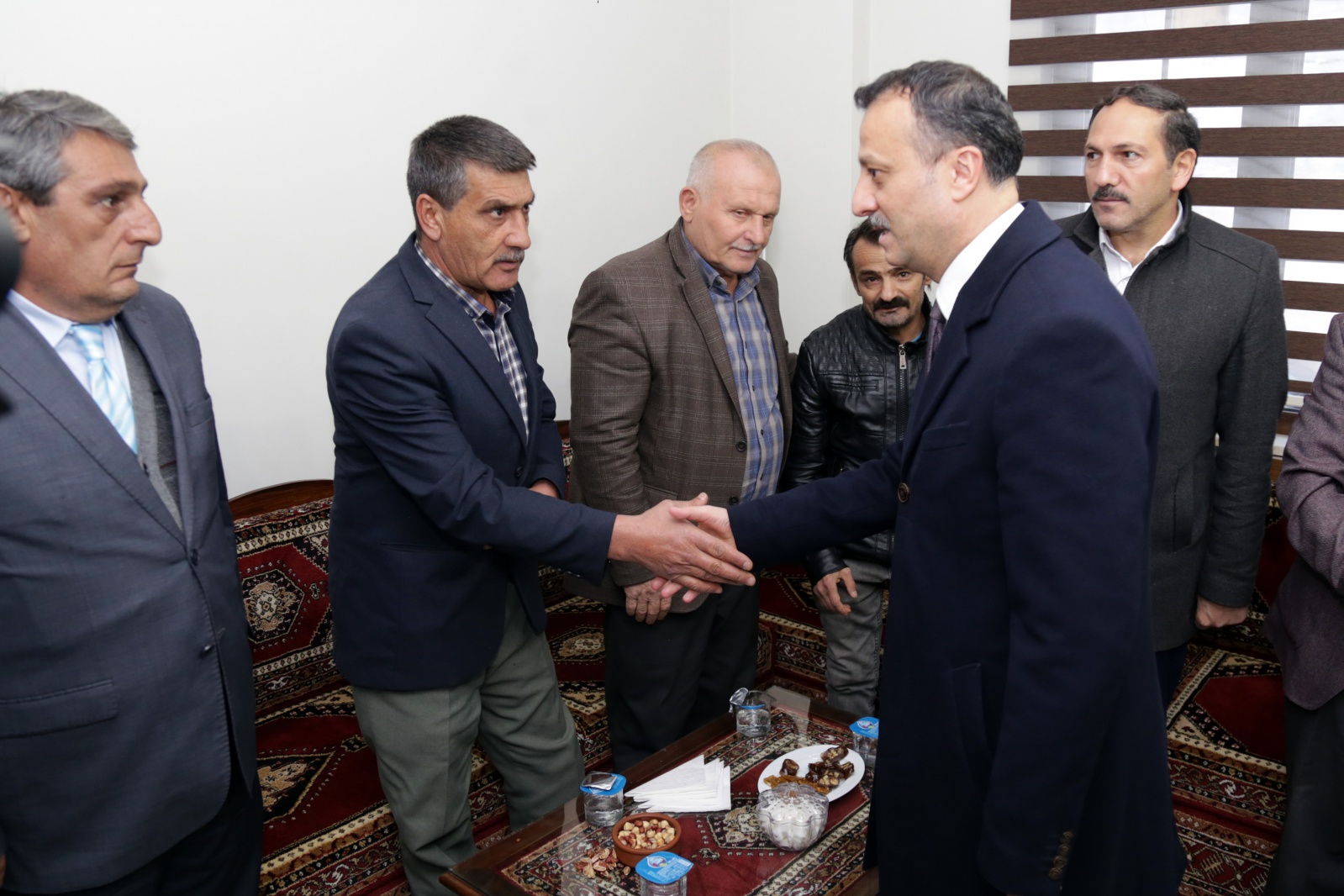 Vali Taşbilek en büyük mahallede vatandaşlarla buluştu 7