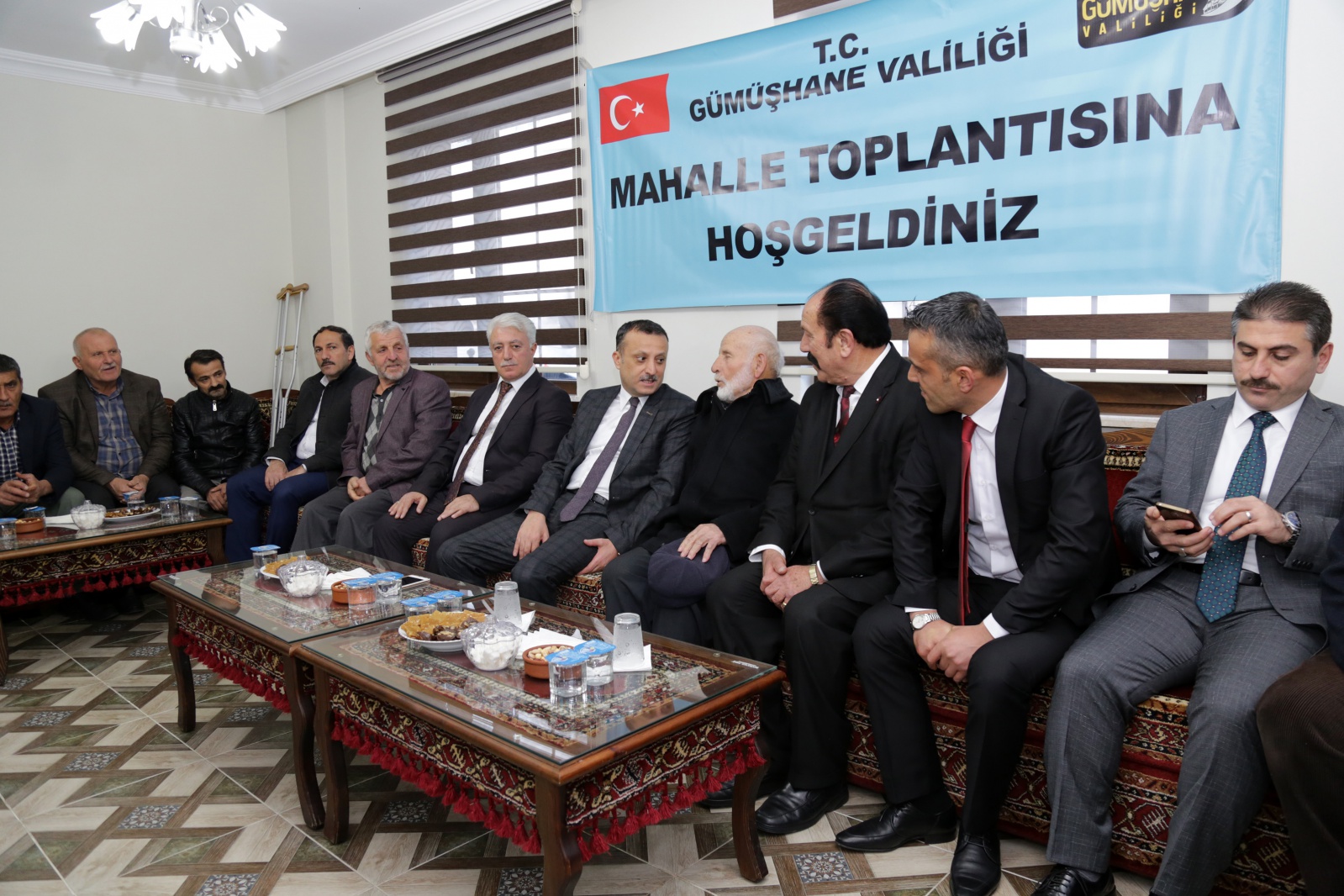 Vali Taşbilek en büyük mahallede vatandaşlarla buluştu 6