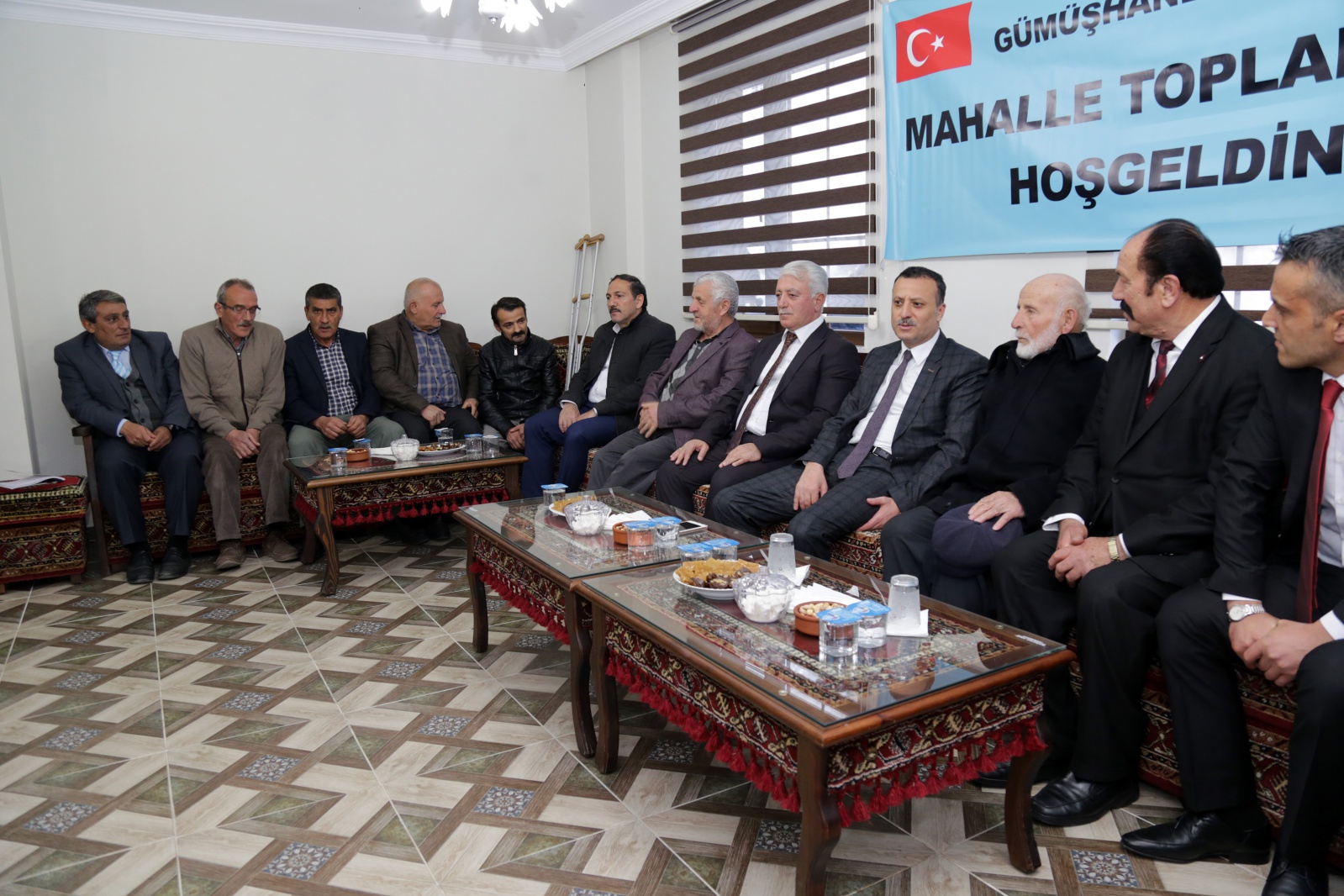 Vali Taşbilek en büyük mahallede vatandaşlarla buluştu 12