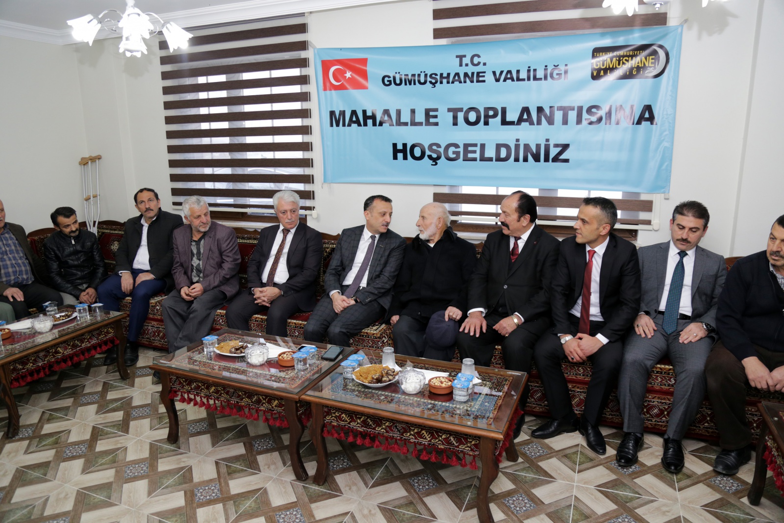 Vali Taşbilek en büyük mahallede vatandaşlarla buluştu 11