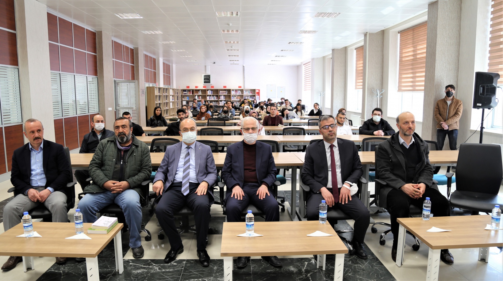 Üniversitede en çok kitap okuyanlara ödülleri verildi 3