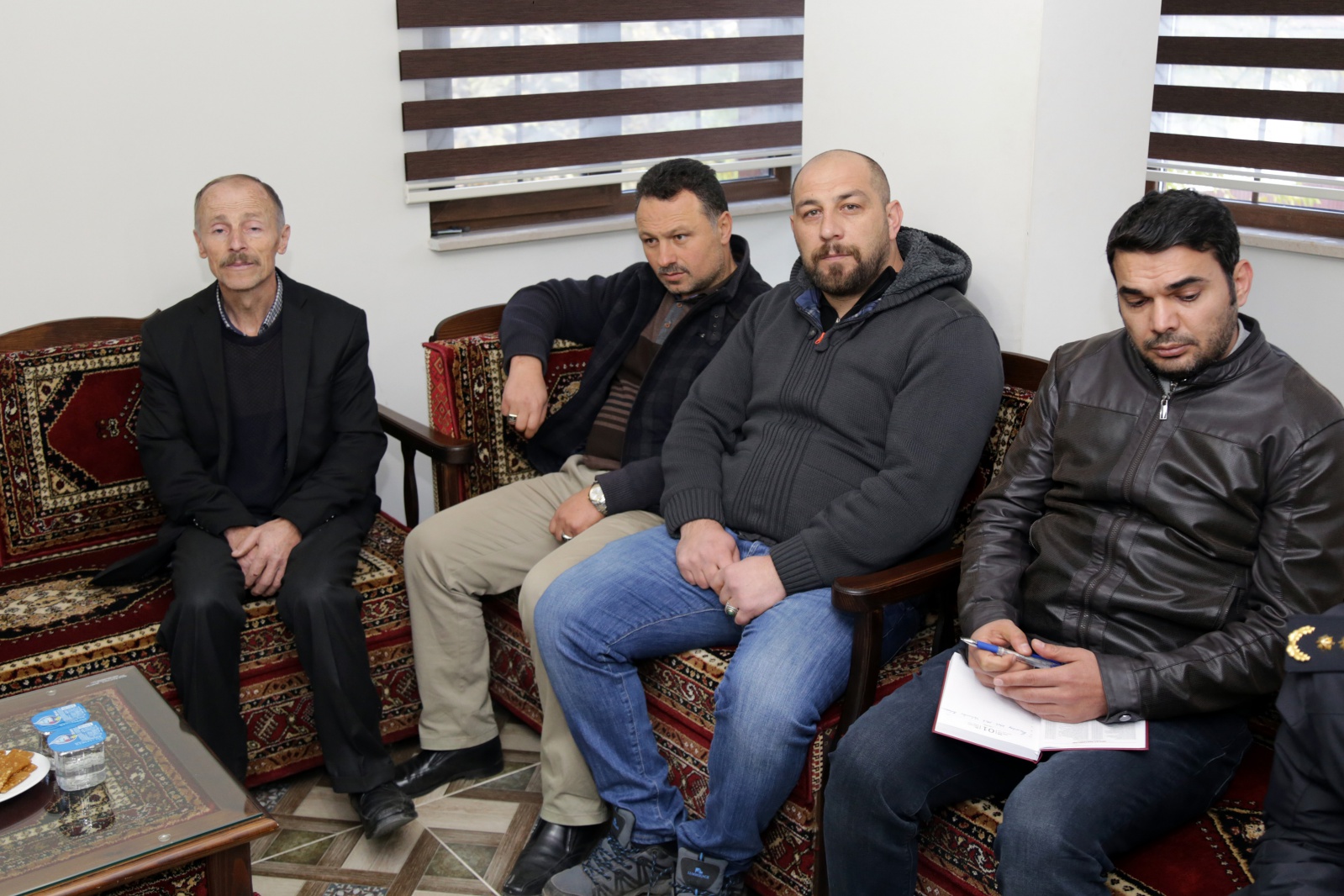 Vali Taşbilek en büyük mahallede vatandaşlarla buluştu 5