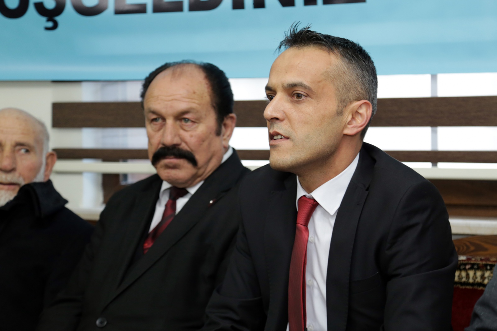 Vali Taşbilek en büyük mahallede vatandaşlarla buluştu 1