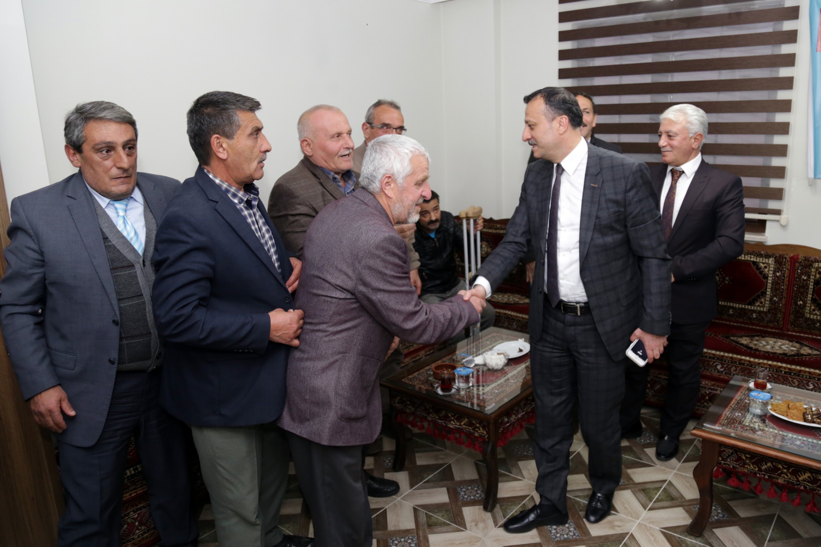 Vali Taşbilek en büyük mahallede vatandaşlarla buluştu 4