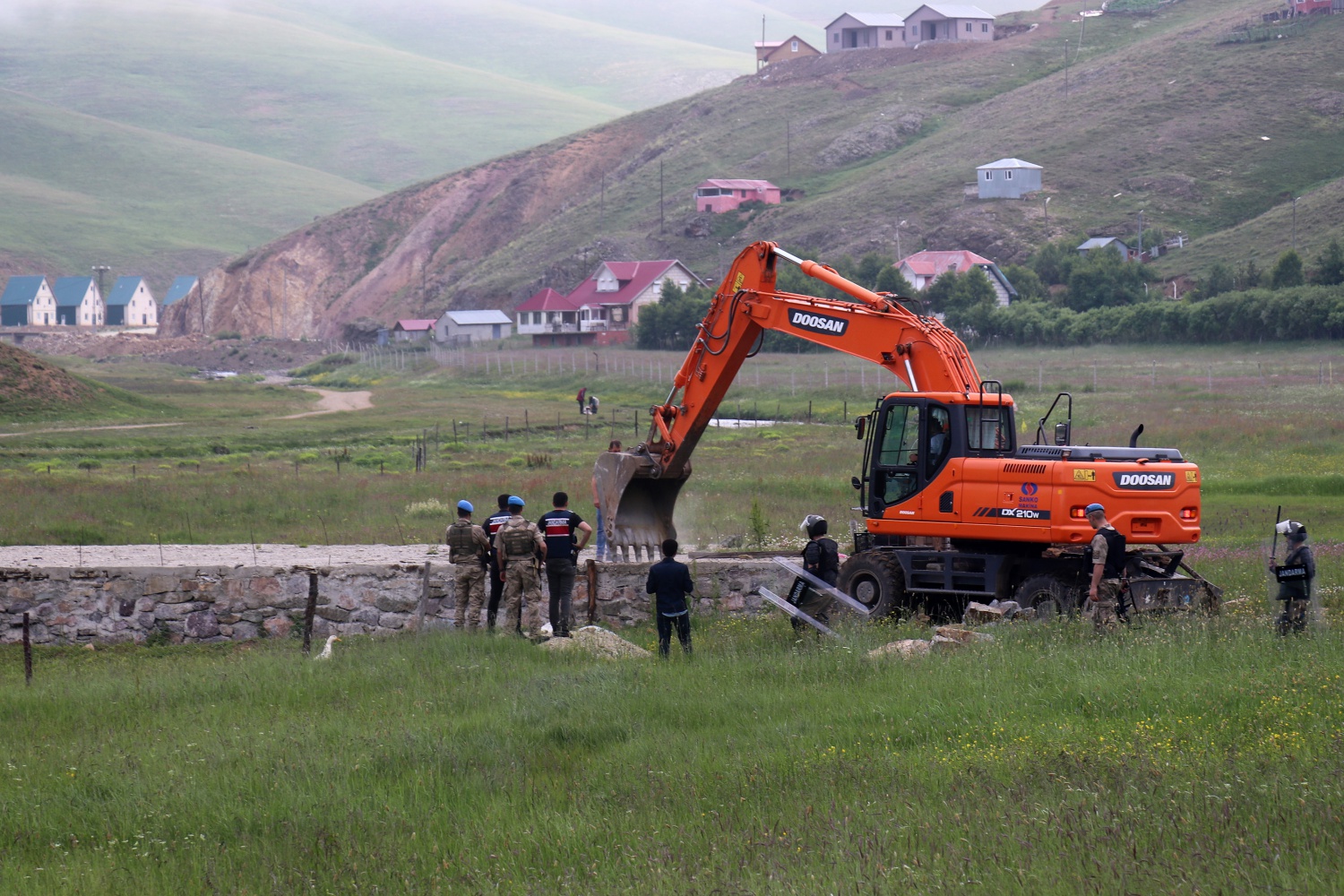 Ve kaçak binalar yıkılmaya başlandı 2