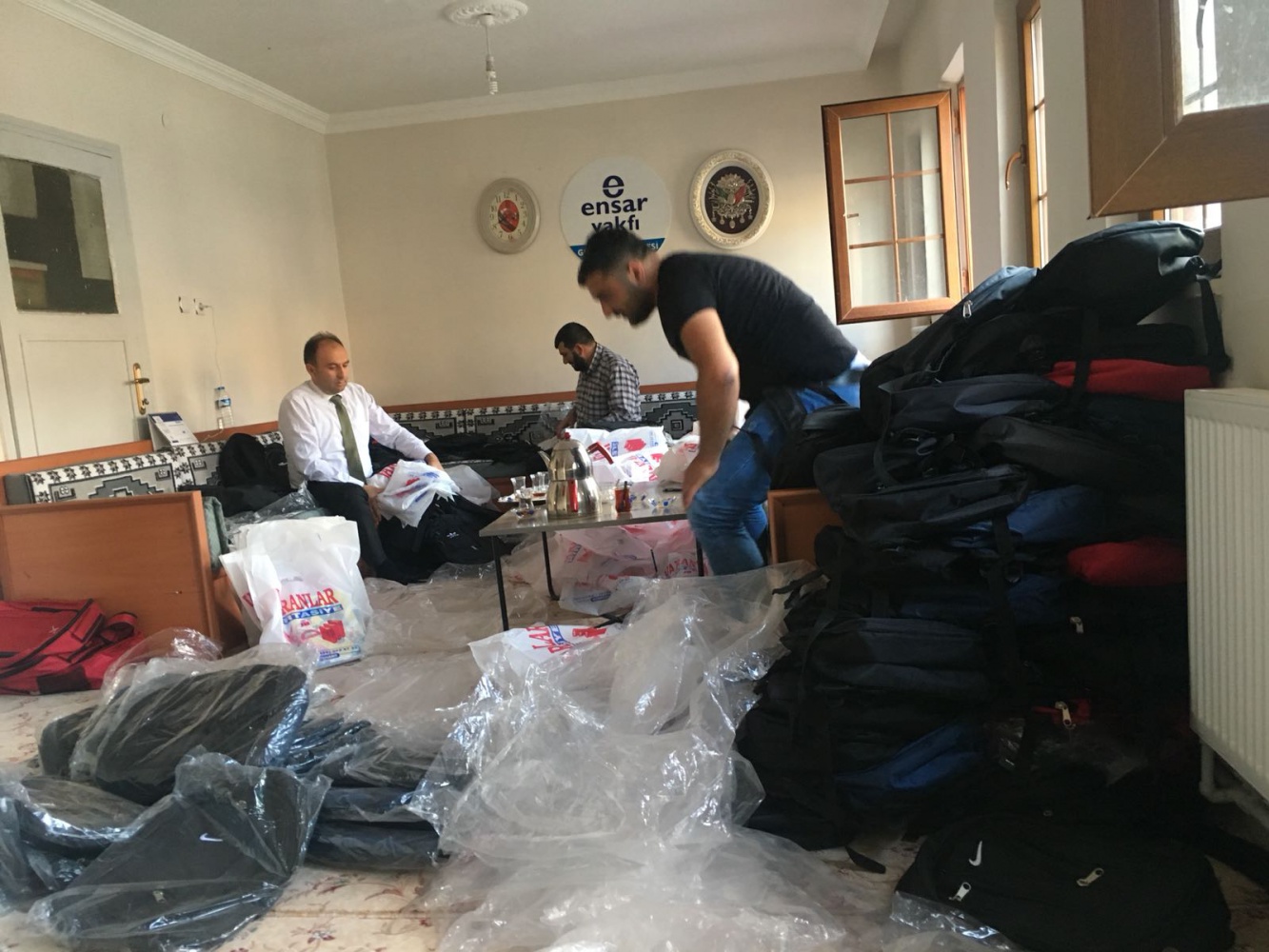 Ensar Vakfından kırtasiye ve çanta yardımı 4