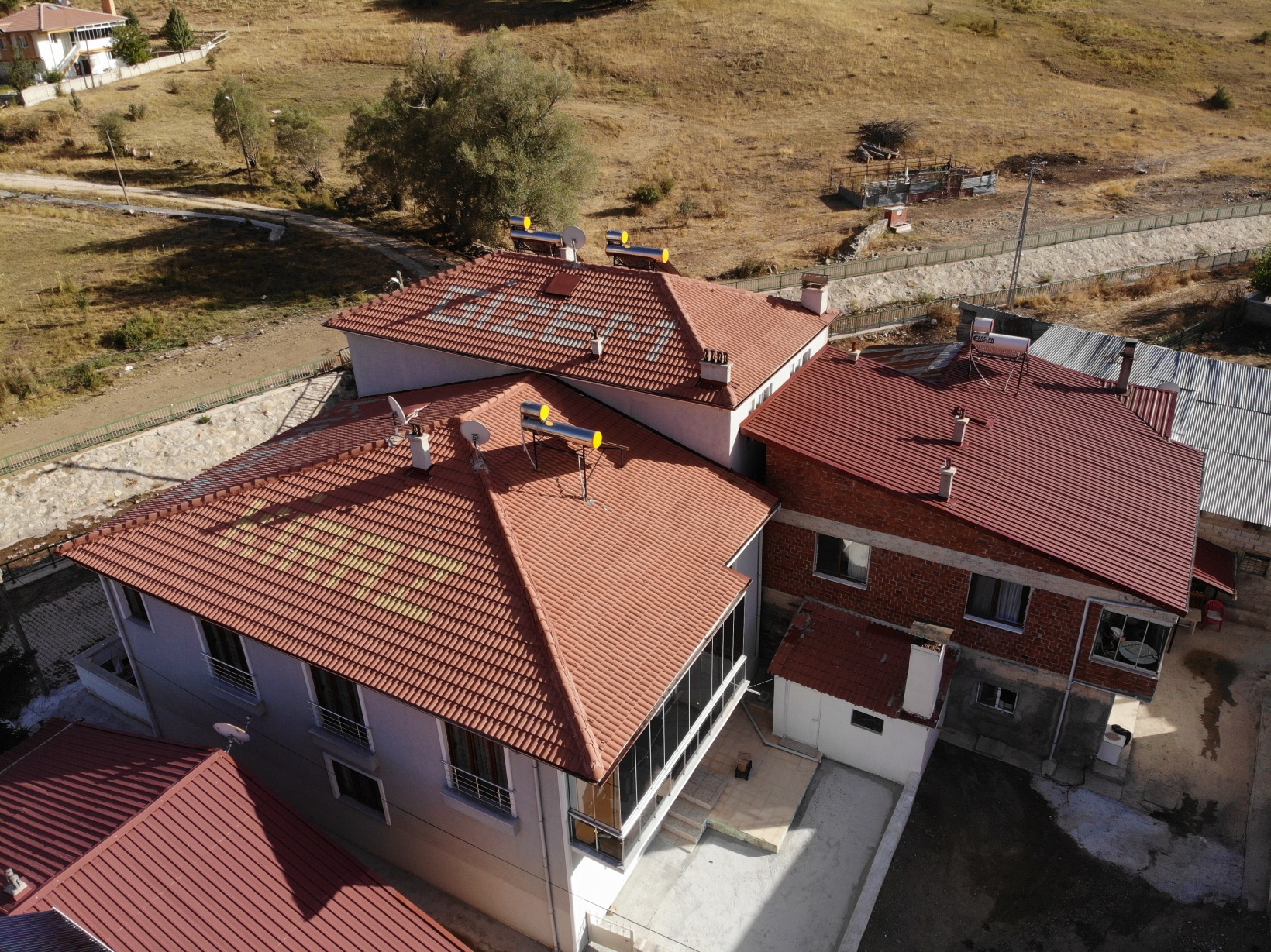 Bu köydekiler sevdiklerinin isimlerini çatılara yazıyor 5