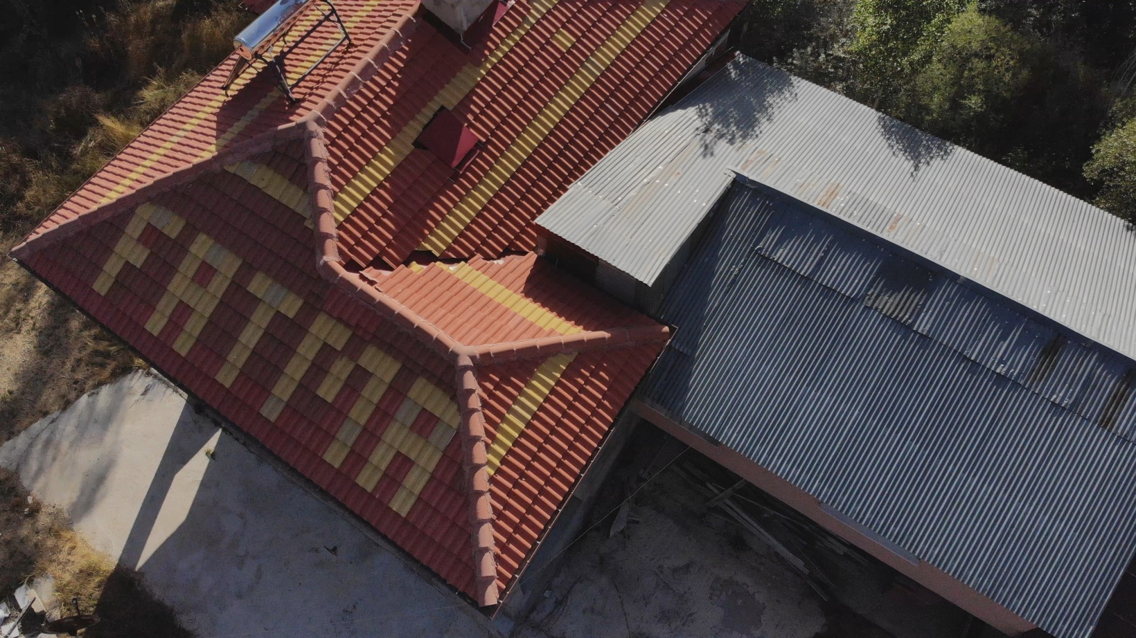 Bu köydekiler sevdiklerinin isimlerini çatılara yazıyor 6