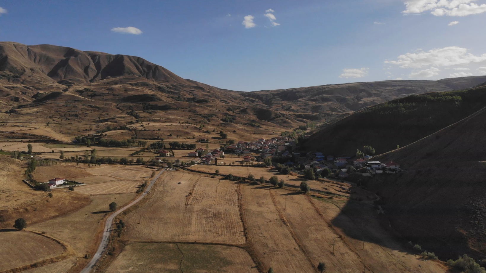 Bu köydekiler sevdiklerinin isimlerini çatılara yazıyor 2