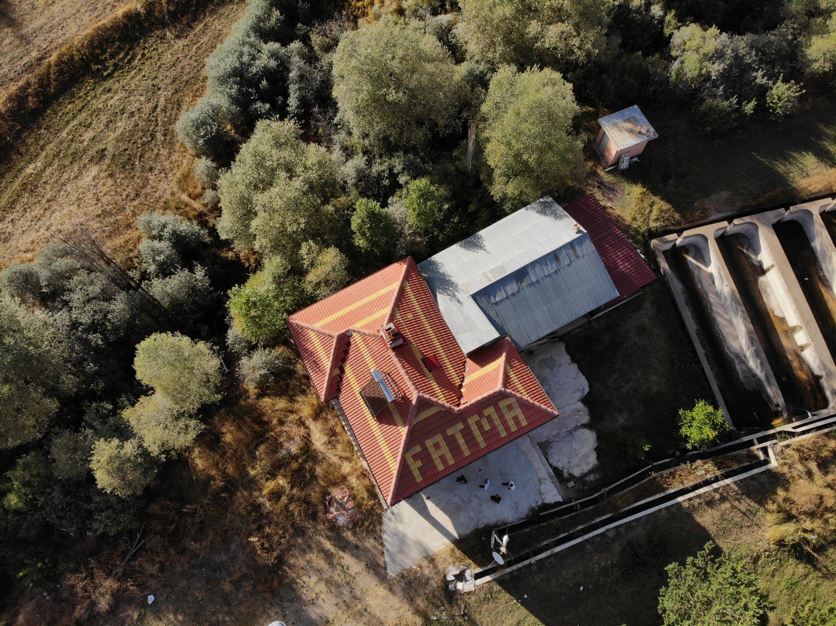 Bu köydekiler sevdiklerinin isimlerini çatılara yazıyor 10
