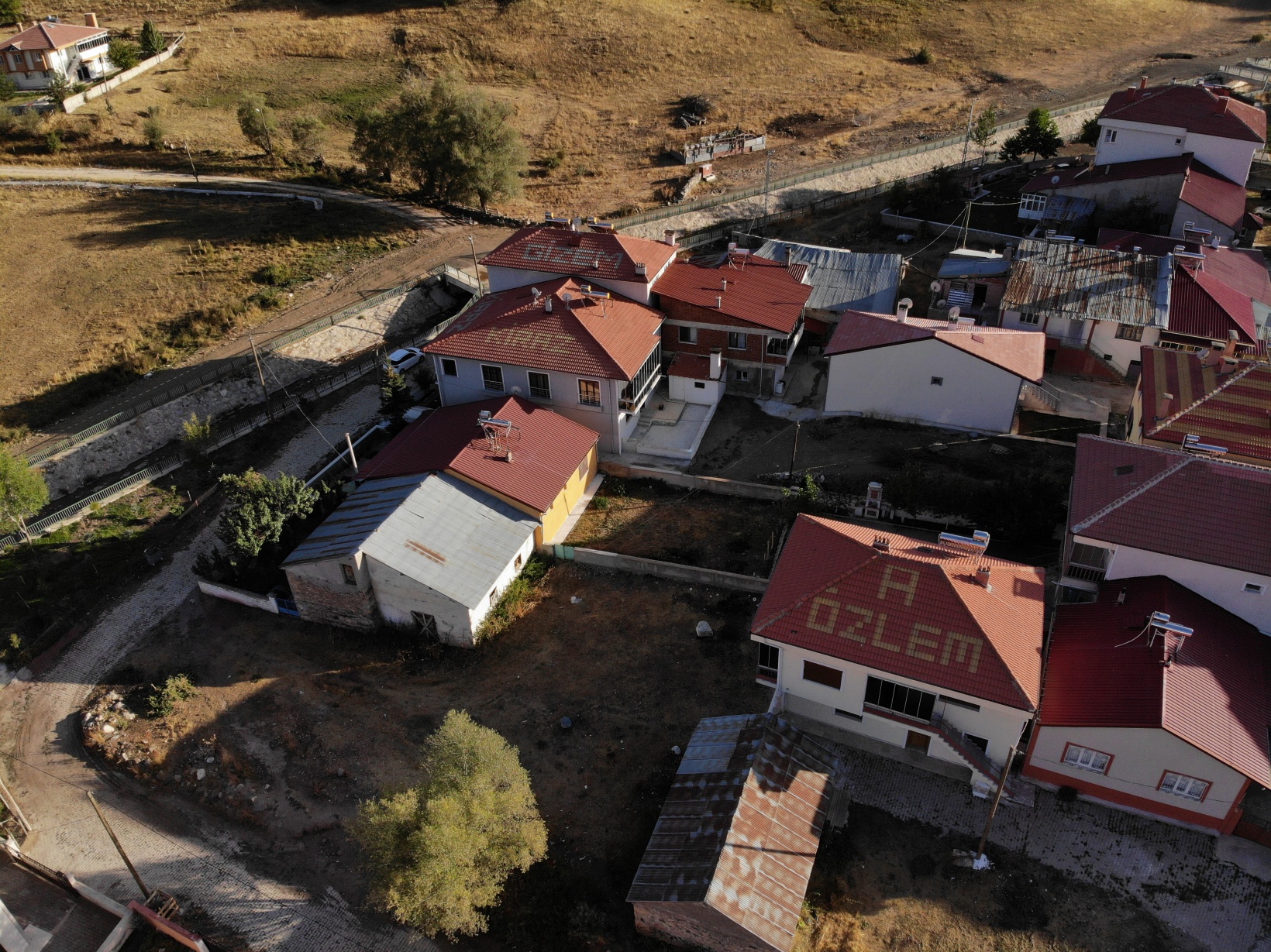 Bu köydekiler sevdiklerinin isimlerini çatılara yazıyor 11