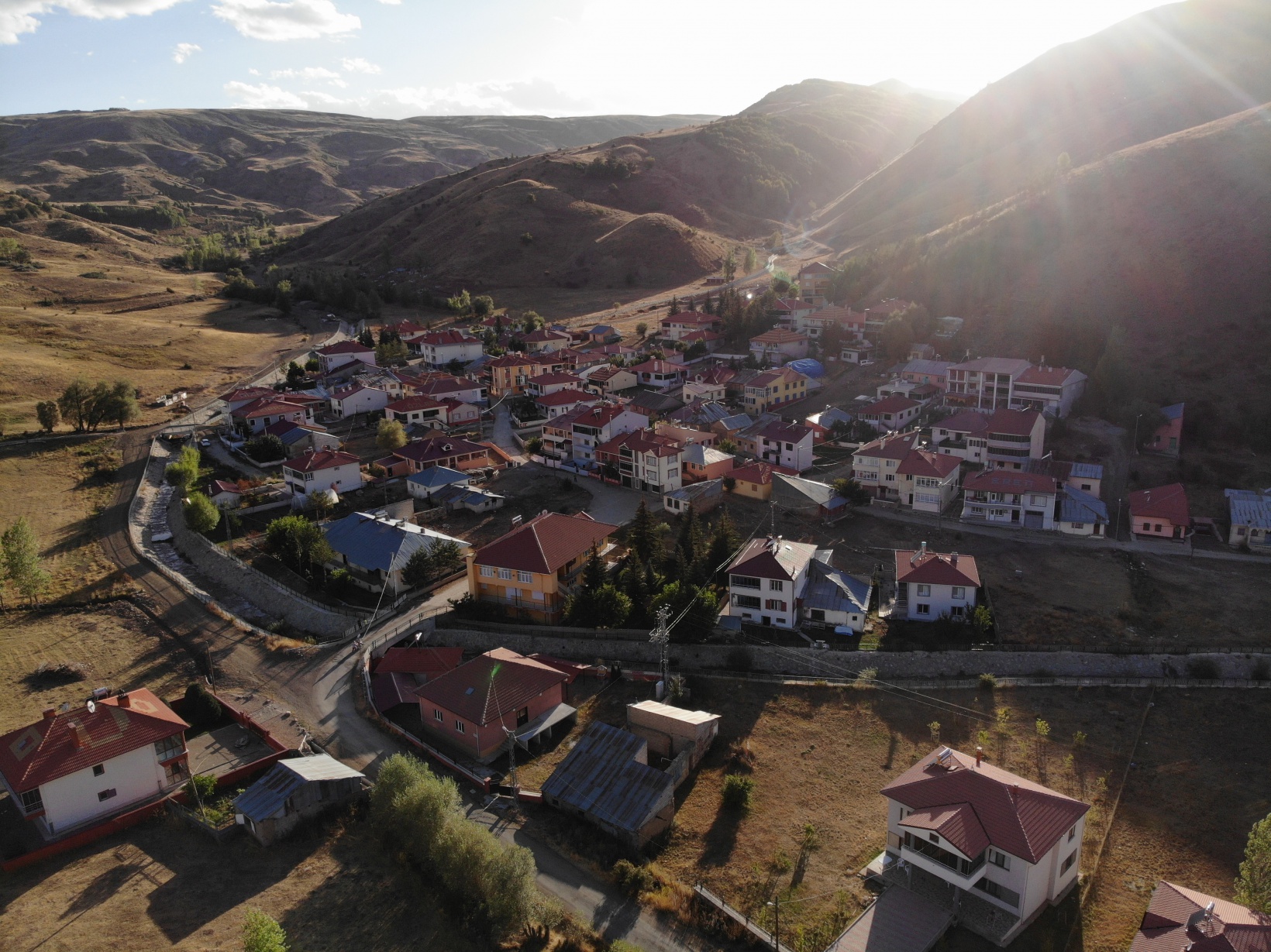 Bu köydekiler sevdiklerinin isimlerini çatılara yazıyor 9