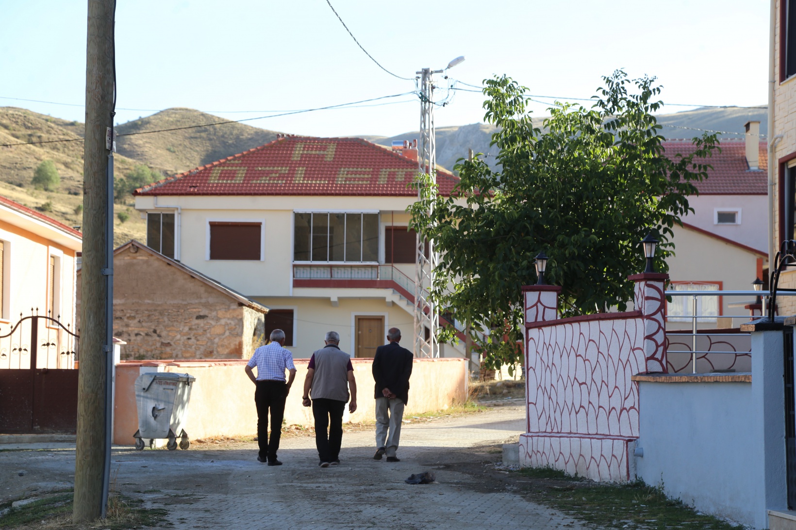 Bu köydekiler sevdiklerinin isimlerini çatılara yazıyor 8