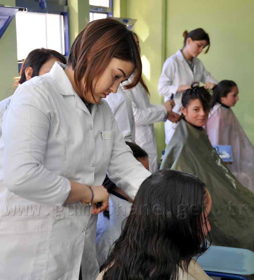 Ablalardan Kardeşlere Ücretsiz Saç Bakımı  4