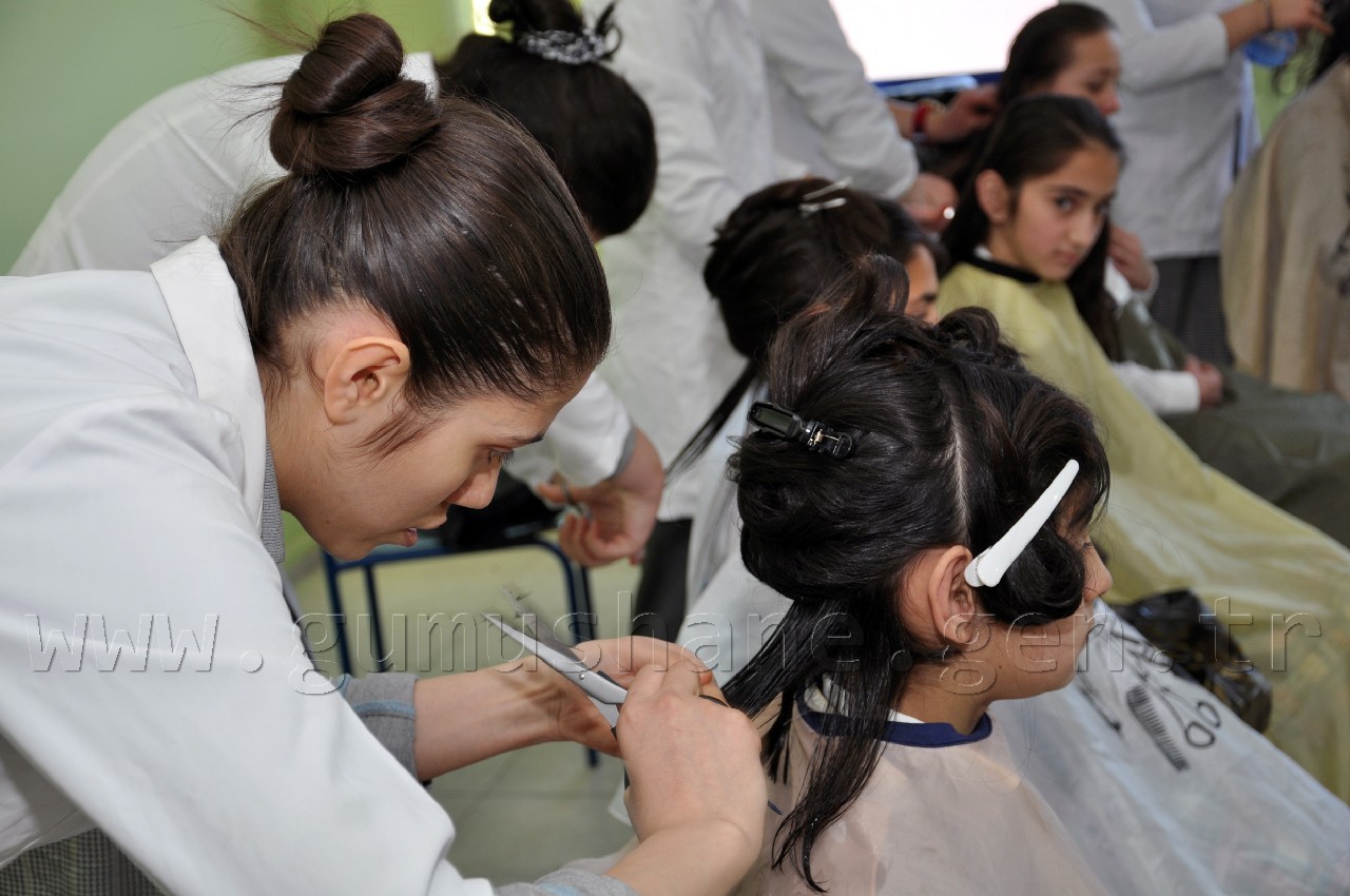 Ablalardan Kardeşlere Ücretsiz Saç Bakımı  5