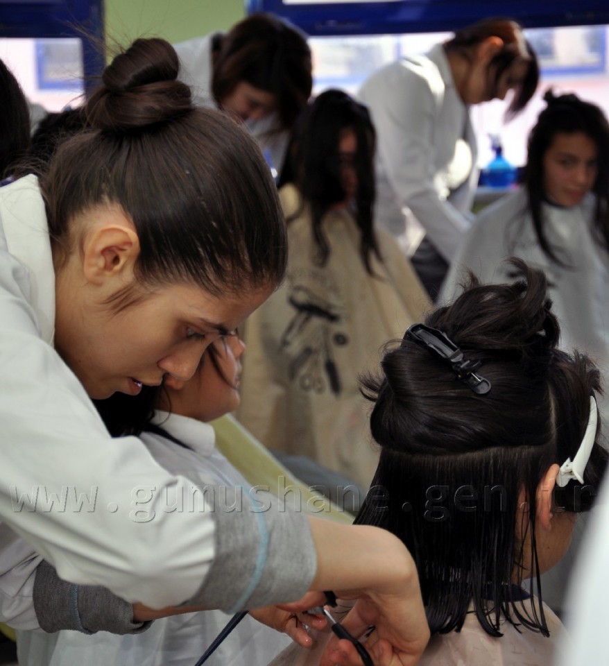 Ablalardan Kardeşlere Ücretsiz Saç Bakımı  8
