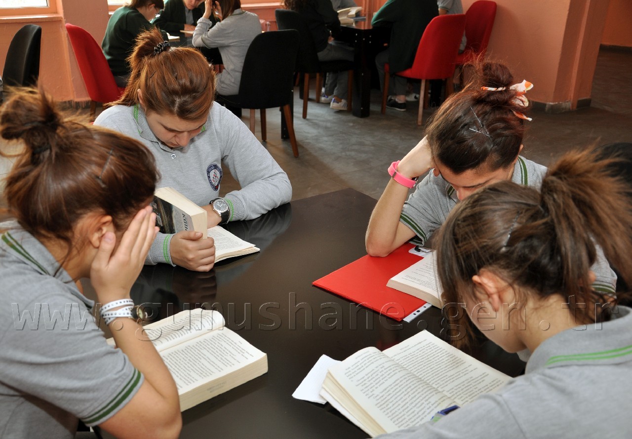 Kız Öğrencilerin Kitap Okuma Azmi 1